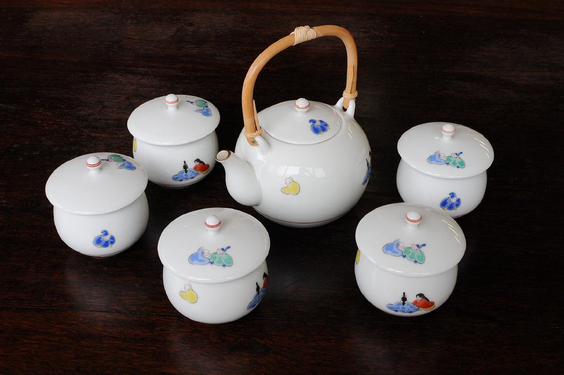A Set of 6-pc Tea Serveware by Fukagawa of Showa Period: A Set of 6-pc Tea Serveware by Fukagawa of Showa Period. Teapot H: 3.15" in. (8 cm.) W: 6.3" in. (16 cm.) 460ml. 140ml.