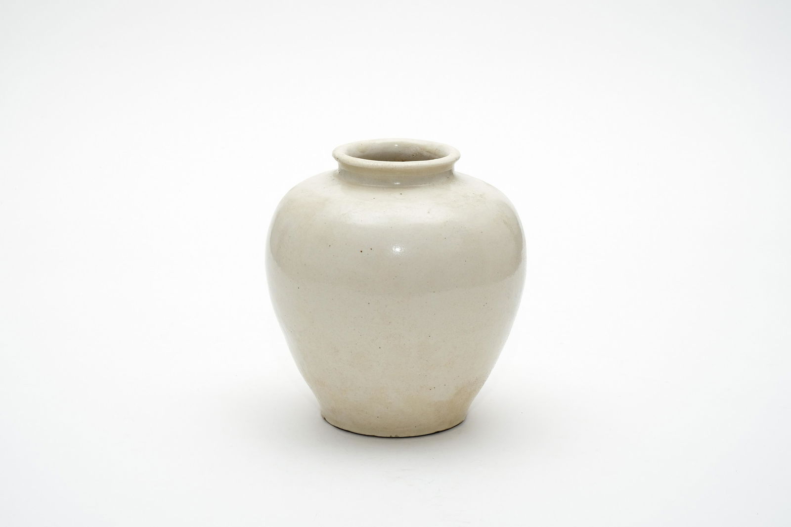 A Xing Ware White Glazed Jar (1 of 5)