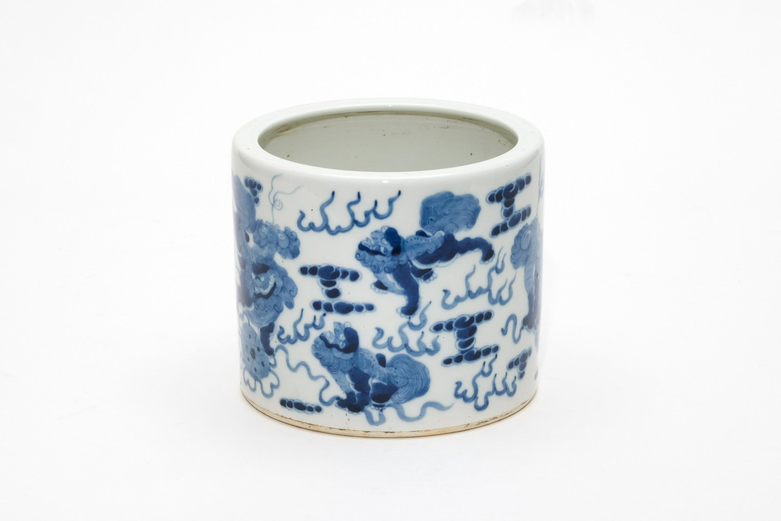 A Blue and White Lions Bitong Brush Pot: A Blue and White Lions Bitong Brush Pot. H: 6.2 in. (15.7 cm) D: 7.3 in. (18.5 cm) We are not a professional appraisal agency nor restoration agency. The marking of the age and the review of the appea