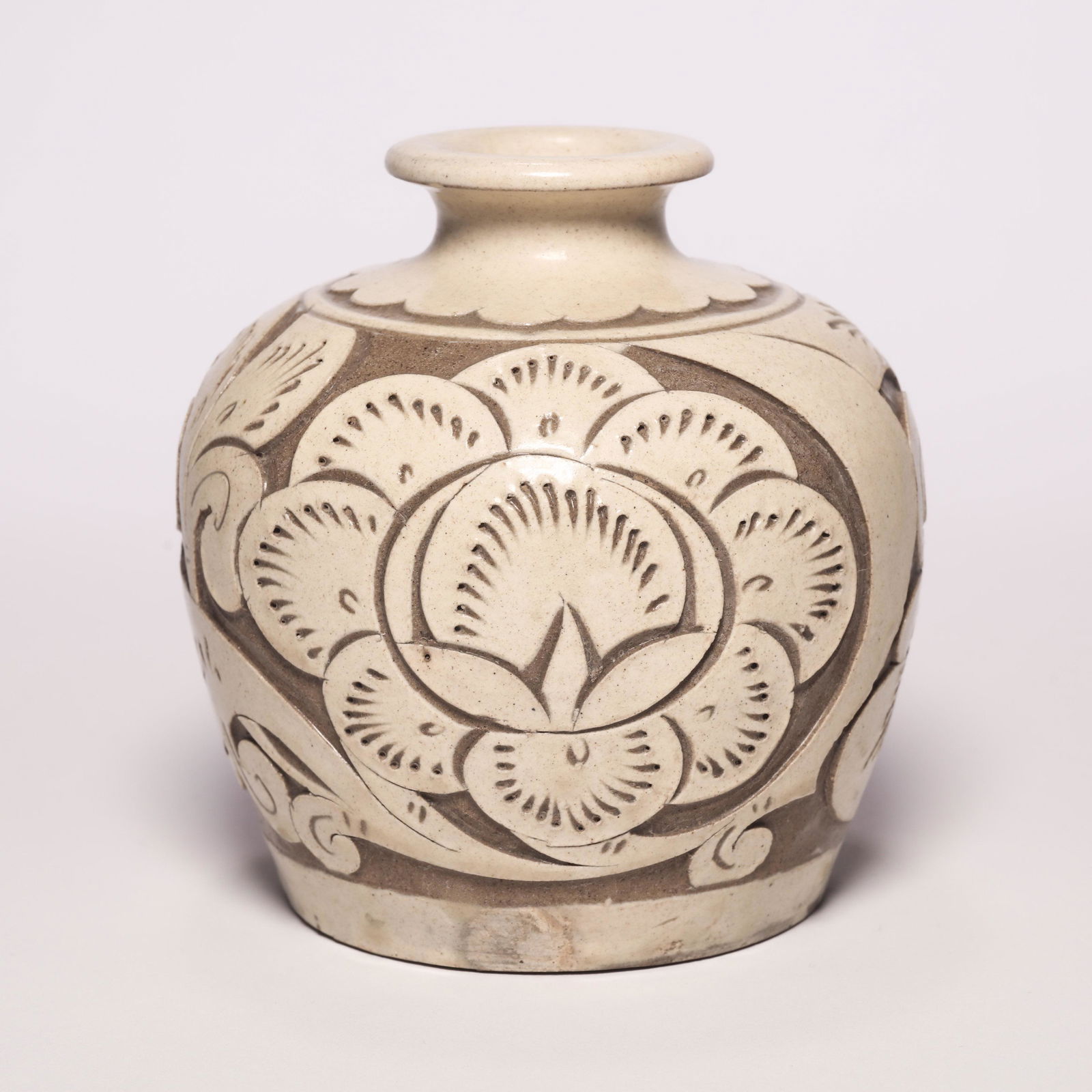 A Cizhou Ware Carved Flower Jar (1 of 7)