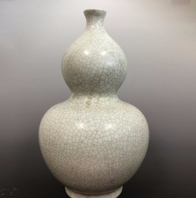 10TH SONG DYNASTY GE KILN WHITE GLAZE 'GOURD' VASE (1 of 4)