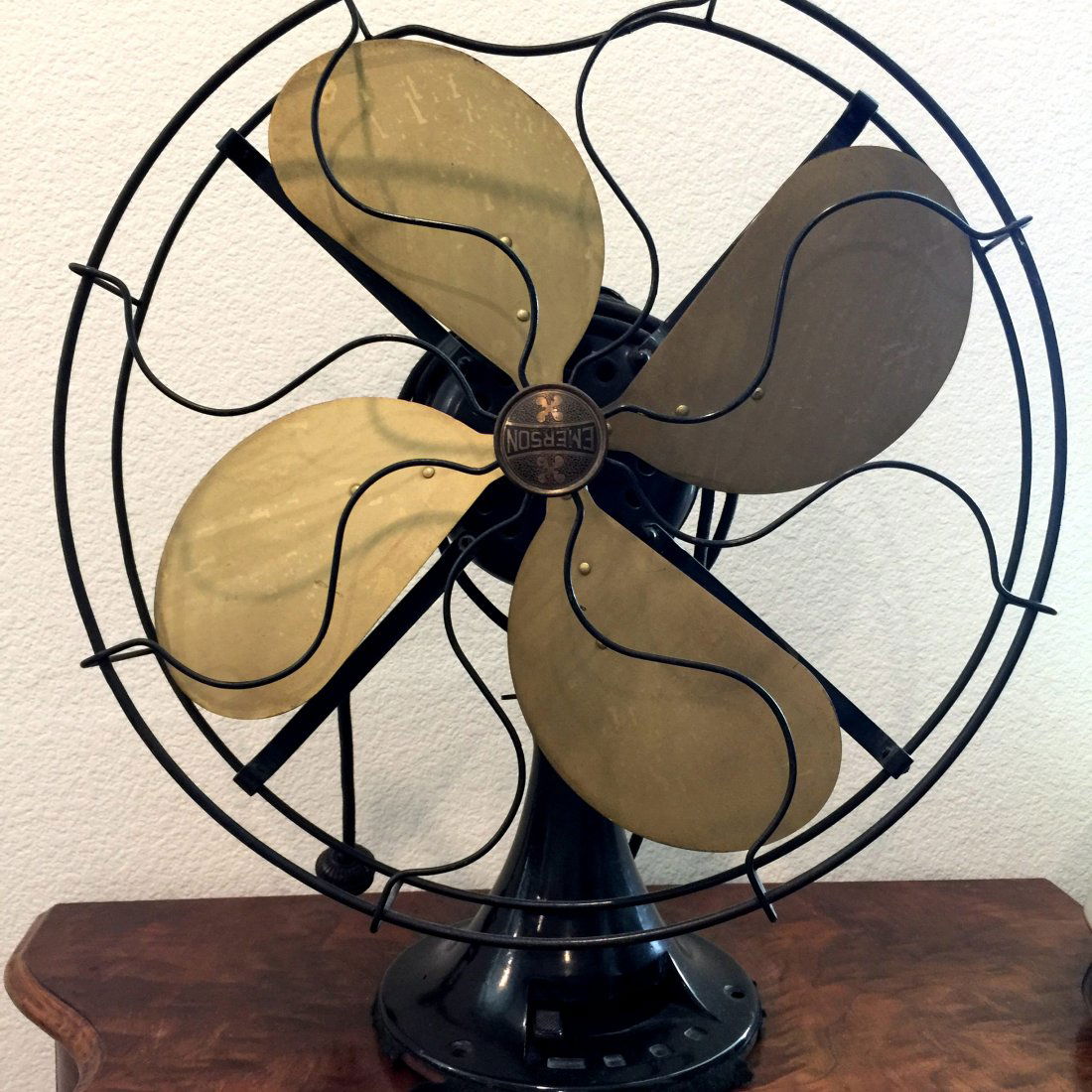 A VINTAGE EMERSON 17" BRASS BLADE ELECTRIC FAN (1 of 4)