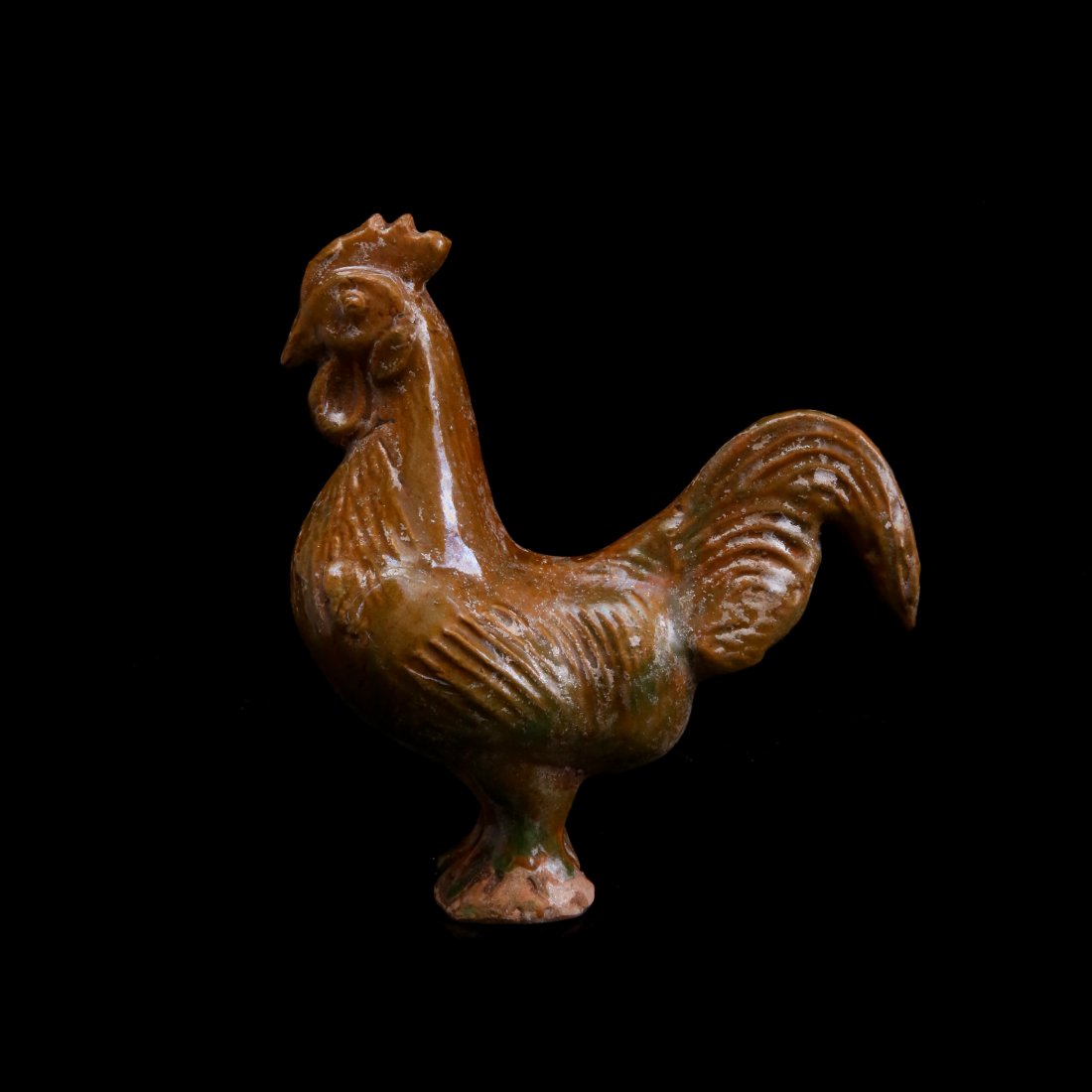HAN DYNASTY, A YELLOW GLAZE FIGURE OF A CHICKEN: 漢代黃鼬雞 包漿自然 詳情見圖 （來自加州一位已故收藏ê