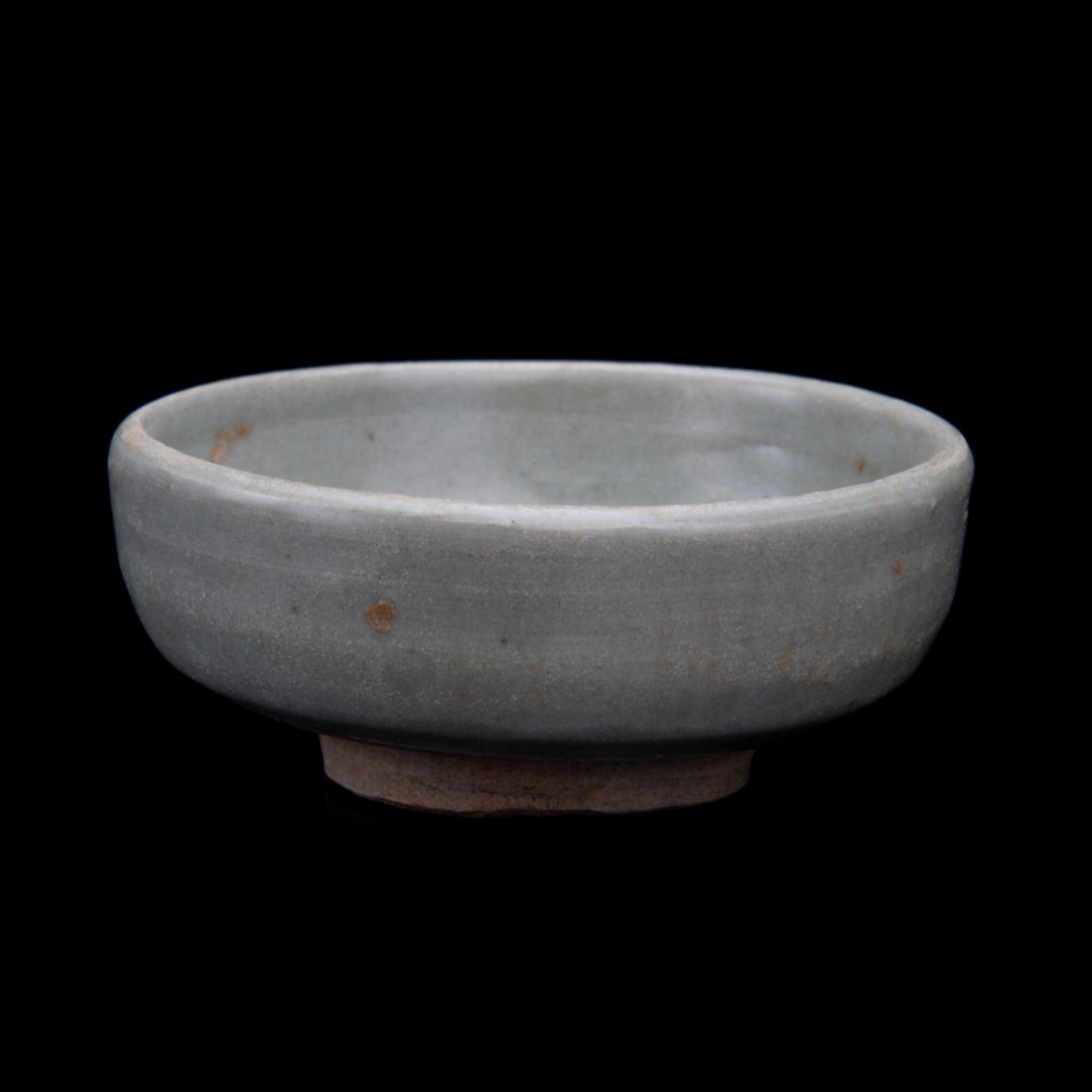 YUAN DYNASTY, A LONGQUAN PORCELAIN BOWL: 元代龍泉小碗 包漿自然 詳情見圖 （來自加州一位已故收Ŗ