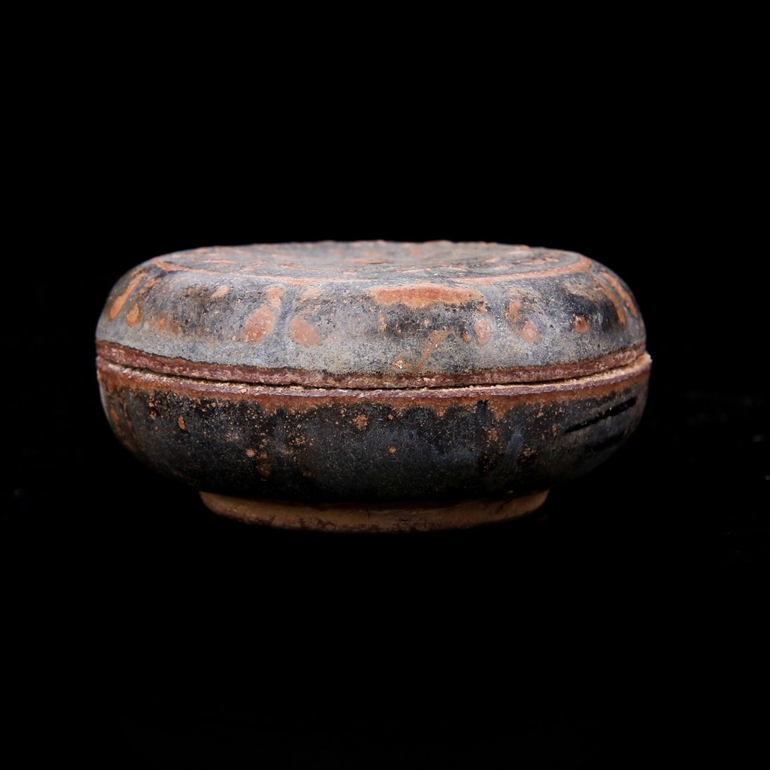 SONG DYNASTY, A JIZHOU KILN CARVED POWDER BOX: 宋代吉州窯印花粉盒 包漿自然 詳情見圖 （來自加州一位ð
