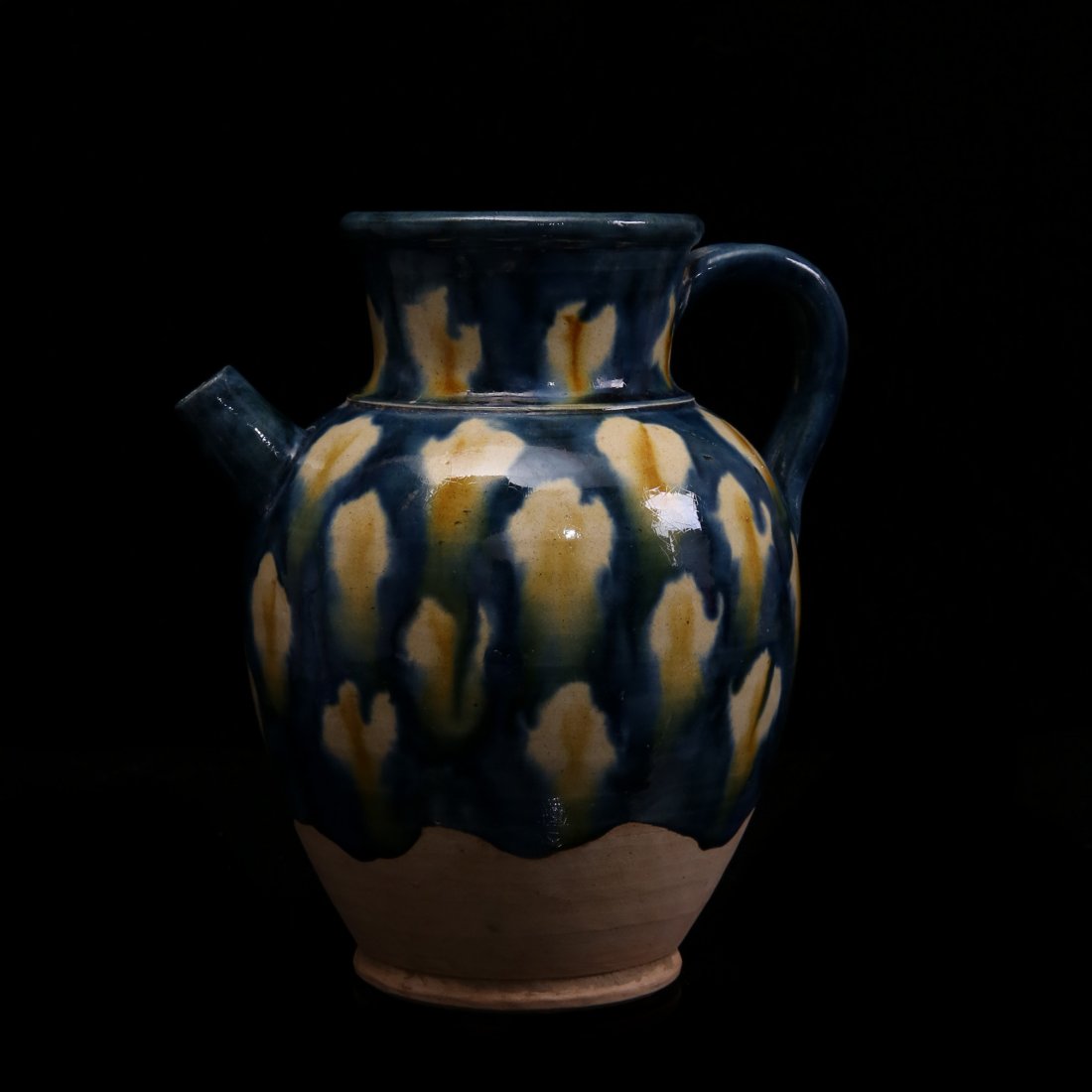 TANG DYNASTY, A CHINESE PORCELAIN TEAPOT (1 of 4)