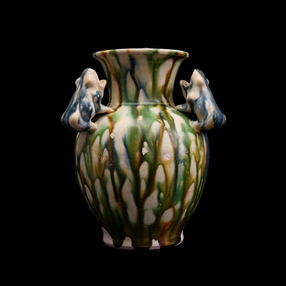 TANG DYNASTY, A TRI-COLOURED ‘THREE TOAD' VASE: 唐三彩佳蘭三蟾戲瓶 包漿自然 詳情見圖 （來自加州一位ð