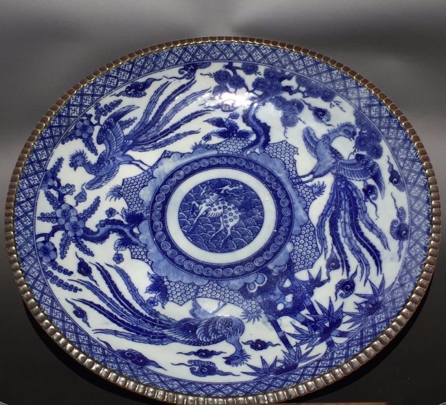 A BLUE AND WHITE PORCELAIN PLATE: 東洋青花瓷盤 A Chinese blue and white porcelain plate. Dimension: diameter 12" The pictures are taken in the natural light.