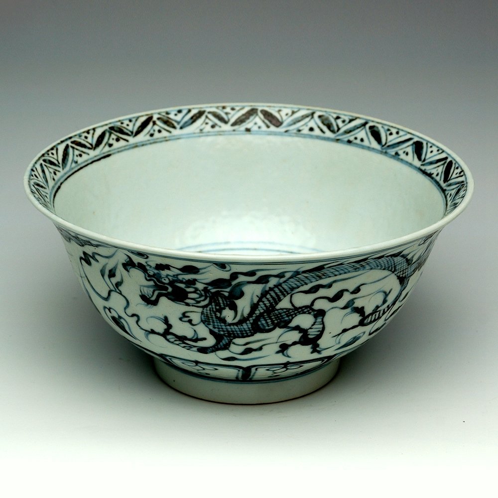 A CHINESE BLUE AND WHITE 'DRAGON' PORCELAIN BOWL (1 of 5)