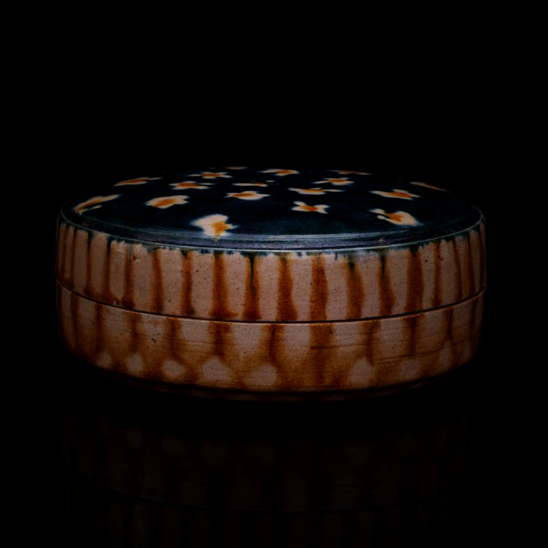 TANG DYNASTY, A CHINESE PORCELAIN POWDER BOX: 唐代加蘭粉盒 包漿自然 詳情見圖 （來自加州一位已故收Ŗ