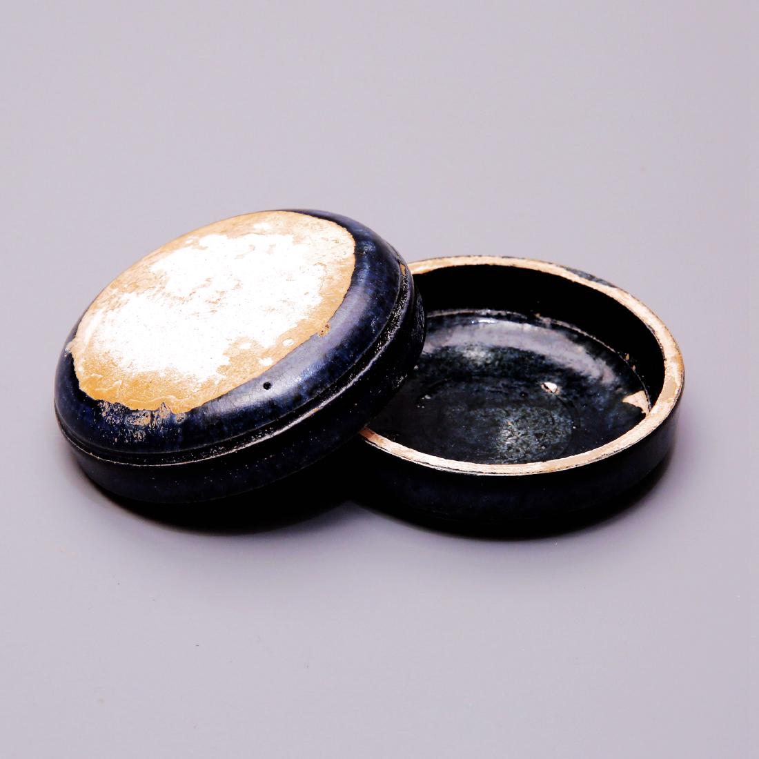 China, Tang Dynasty, A porcelain powder container/box: 唐代純蘭粉盒 包漿自然 詳情見圖 （來自加州一位已故收Ŗ