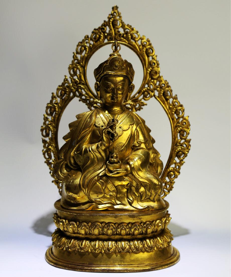 CHINESE GILT BRONZE VAIROCANA BUDDHA: 銅鎏金背光佛像 A CHINESE GILT BRONZE VAIROCANA BUDDHA H 8.17" W 8.17", 9958g