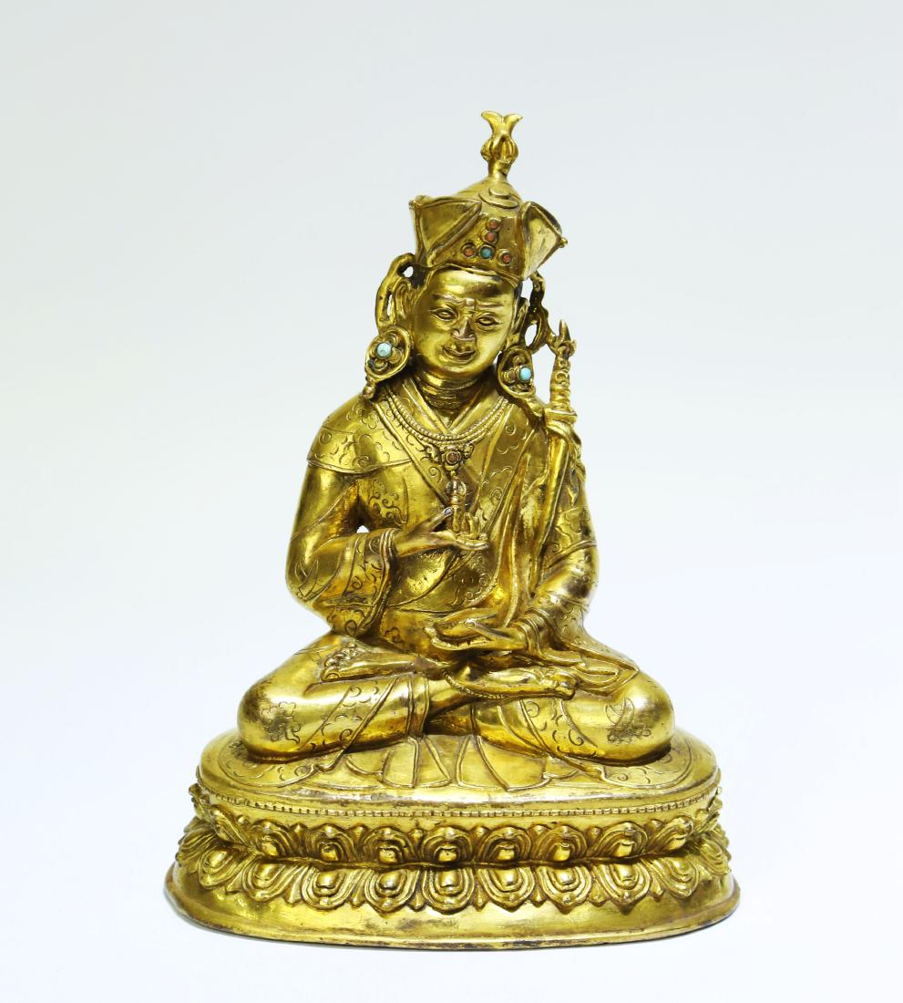 A CHINESE GILT BRONZE FIGURE OF BUDDHA: 銅鎏金小藥師佛 W:3.9"；H:4.7"；541g