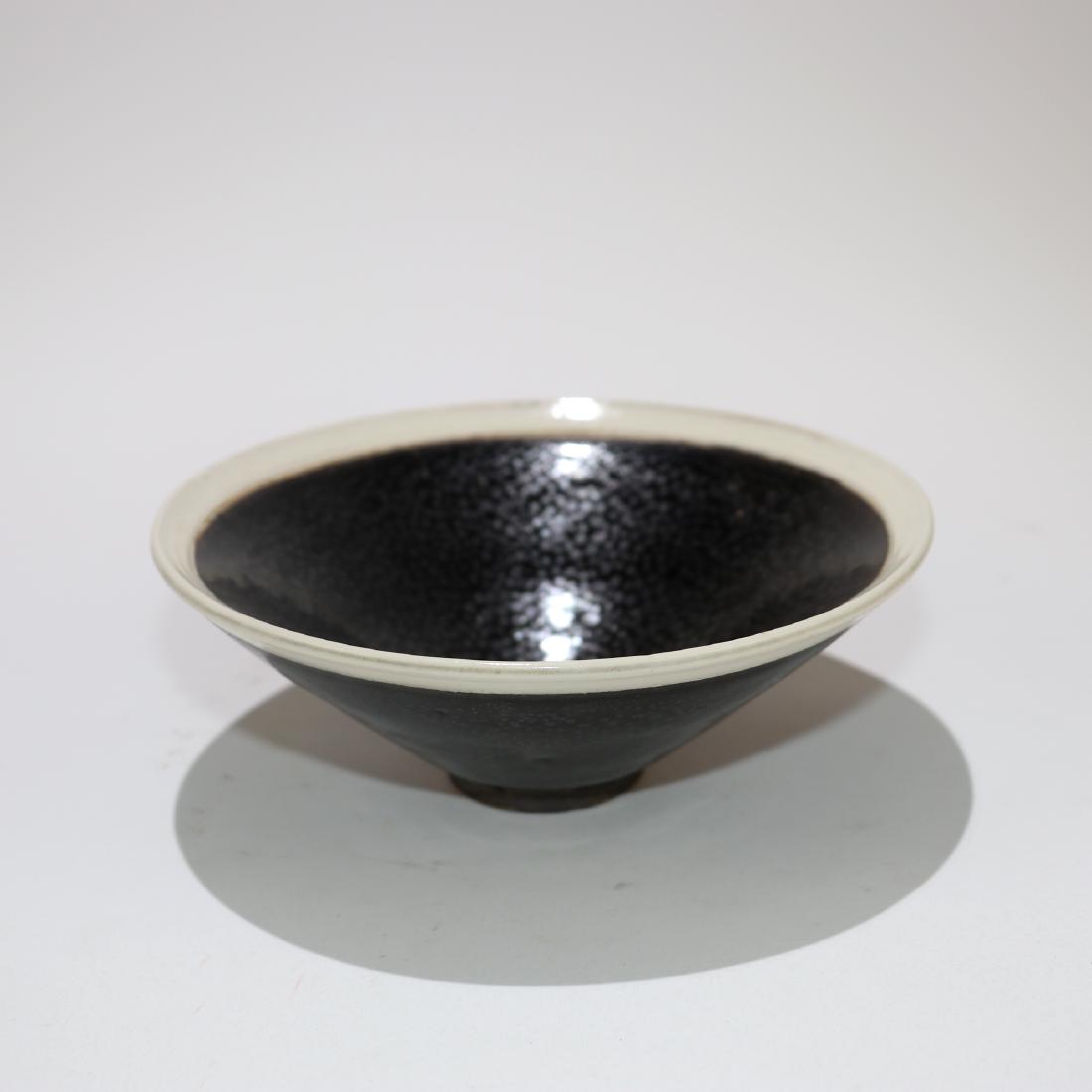A CHINESE BLACK GLAZE BOWL: 白覆輪油滴茶盞 W:5.31"；H:1.89";