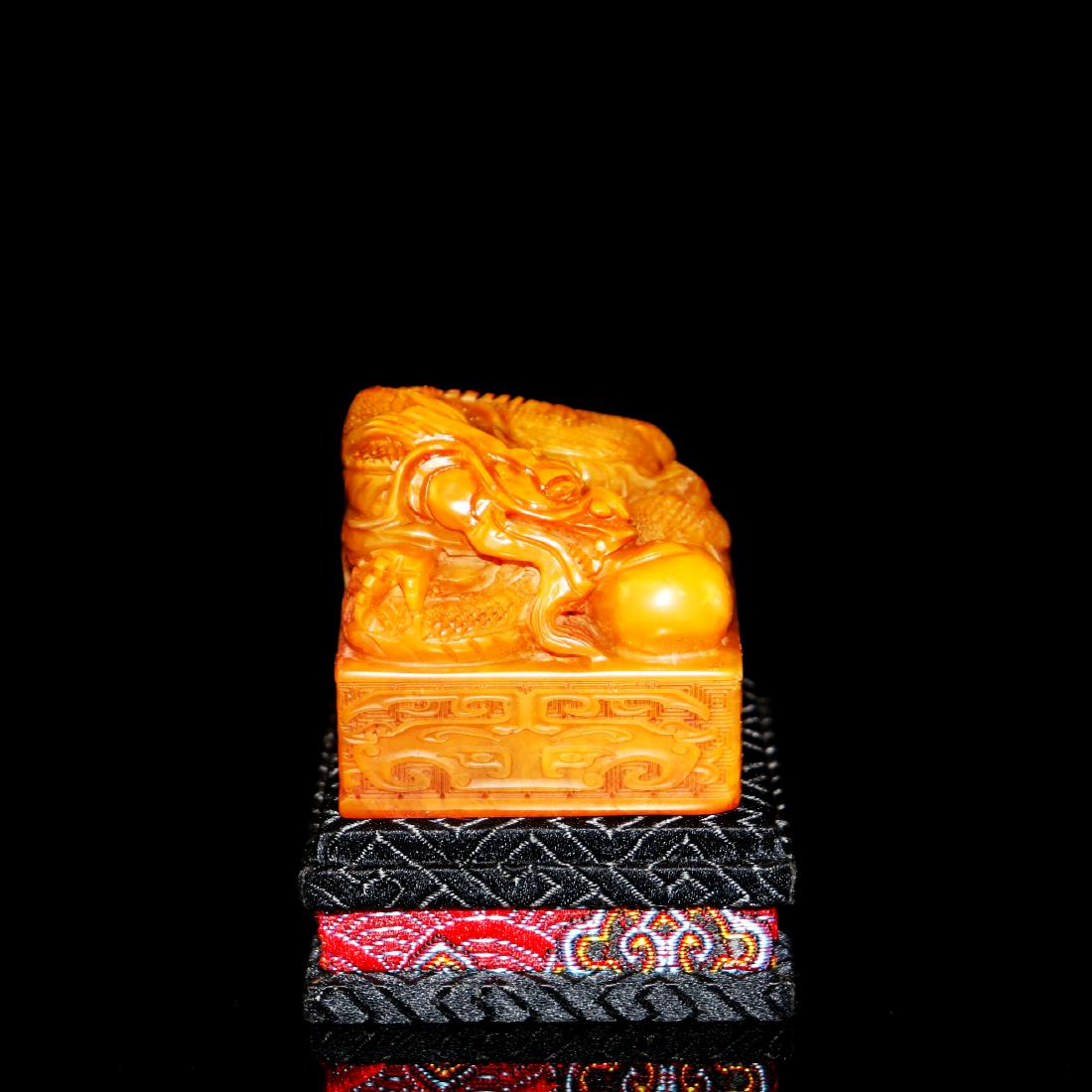 A CHINESE HAND-CARVED SHOUSHAN STONE SEAL: 壽山石龍鈕方章 L:2.09";W:2.09"；H:1.89";234g