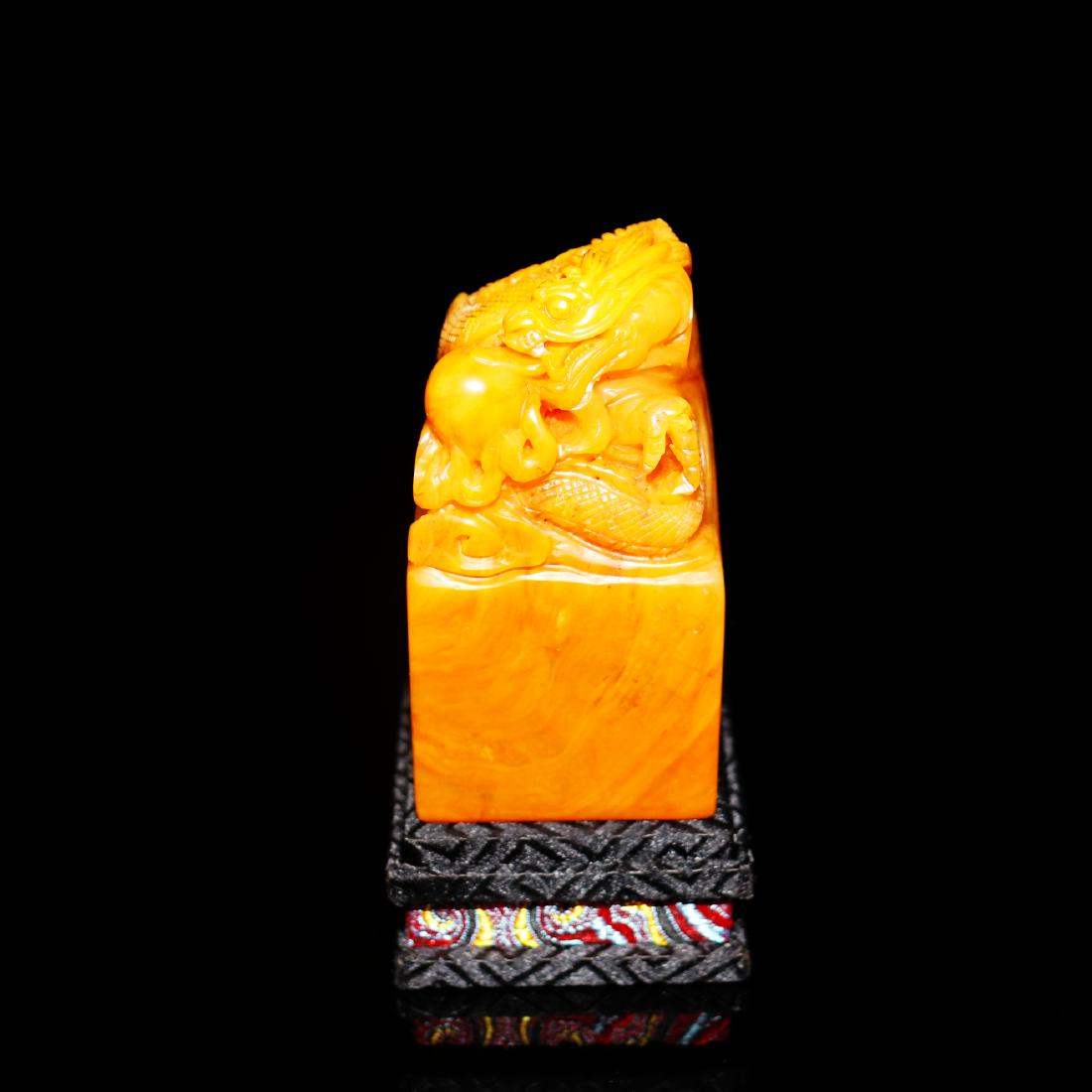A CHINESE HAND-CARVED SHOUSHAN STONE SEAL: 壽山石龍鈕方章 L:1.69";W:1.69"；H:3.15";285g