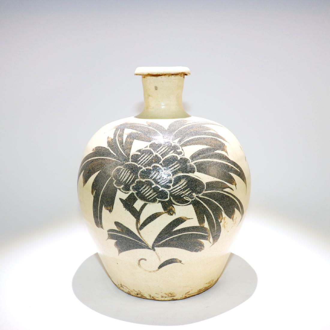 CHINESE CIZHOU KILN CARVED WITH PEONY VASE: WIDTH: 17.5CM, HEIGHT:22CM