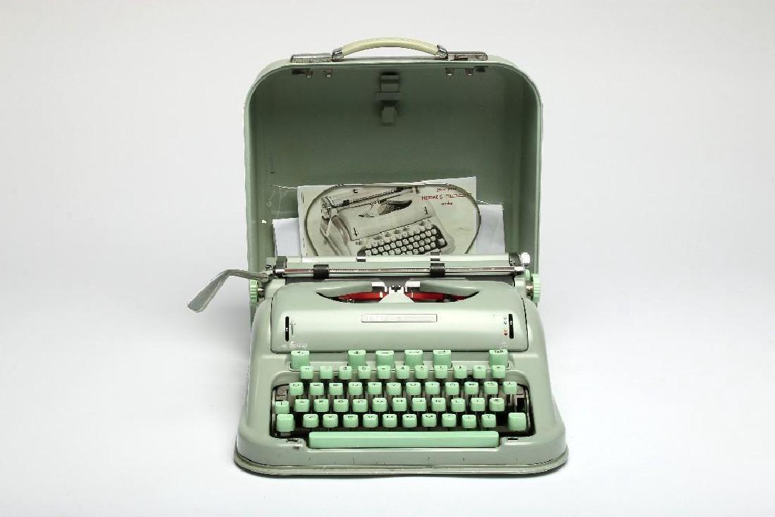 Vintage Hermes 3000 Seafoam Green Typewriter Restored (1 of 7)