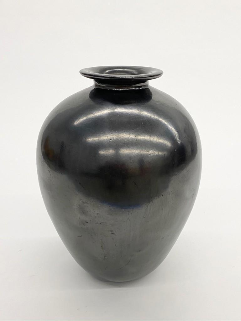 Oaxaca Mexico Black Clay Pottery Vase Signed Dona Rosa: Large Oaxaca, Mexico Black Clay Pottery Jar Vase Signed by Dona Rosa. Approx. dimensions: 18 in H x 13 in dia. From Oaxaca, Mexico. Signed Dona Rosa. SB Coyote. Weight: 11 lbs 6 oz.