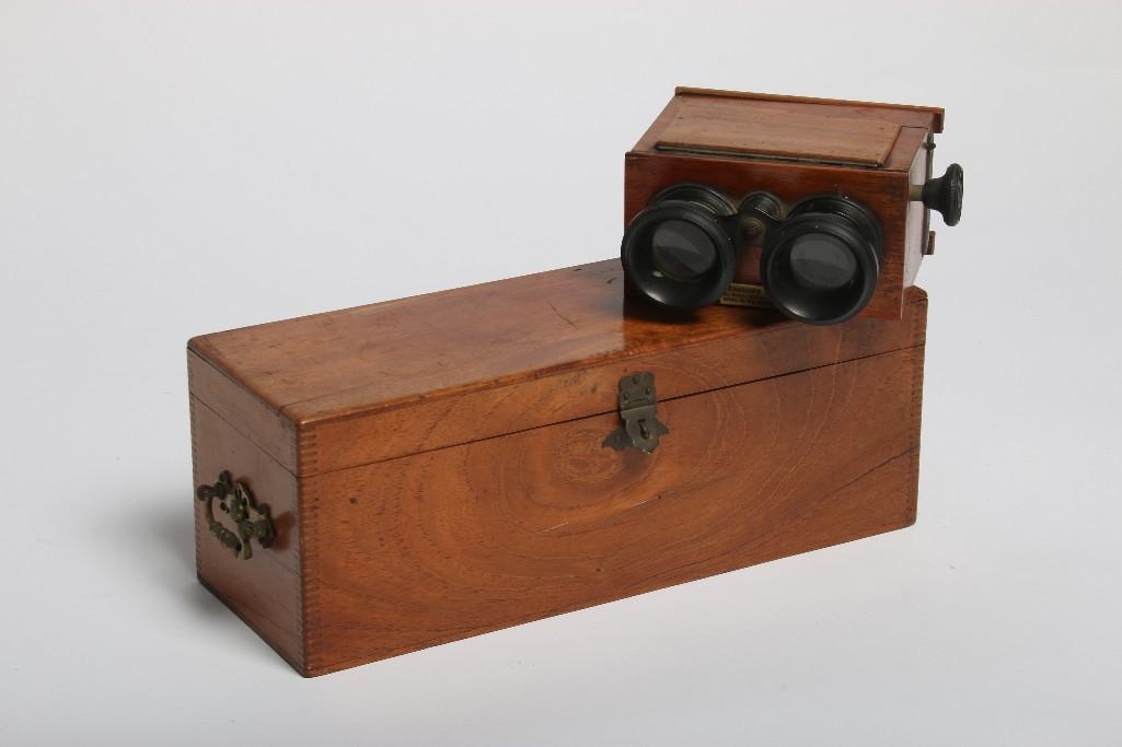 Antique Verascope Stereoscope w/180 Glass Slides: Antique Verascope Richard Stereoscope with approx. 180 glass slides. Slides of Argentina. Viewer approx. 6 in x 3 in x 6 in. Slide box approx. 13 in x 5 in x 4.85 in. Provenance: From the Estate of Fi