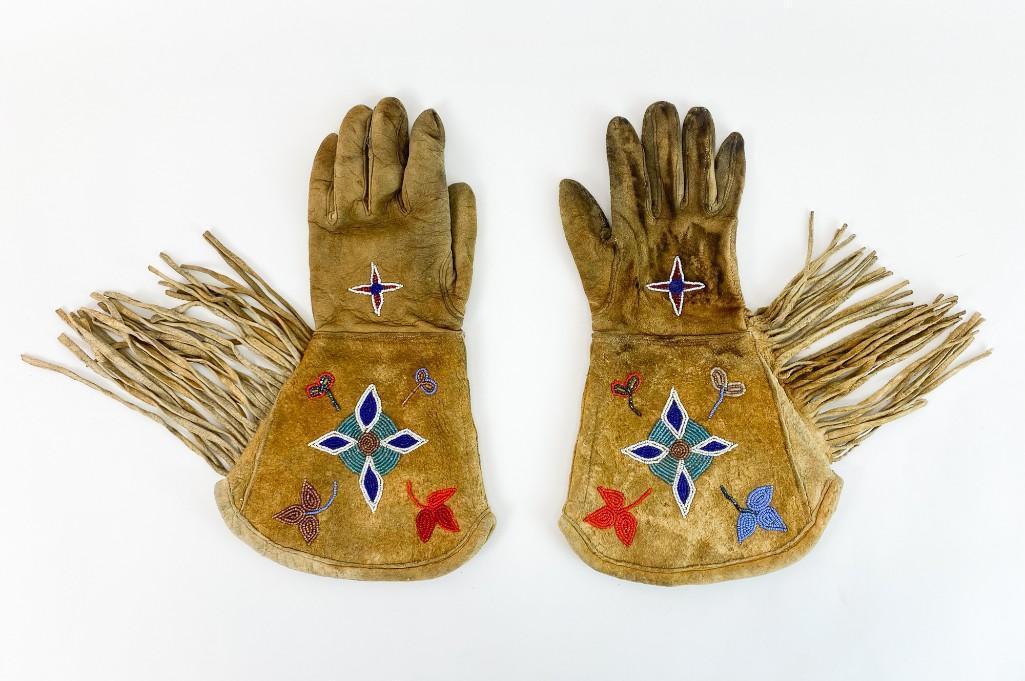 Pair American Indian Beadwork Gloves (1 of 12)