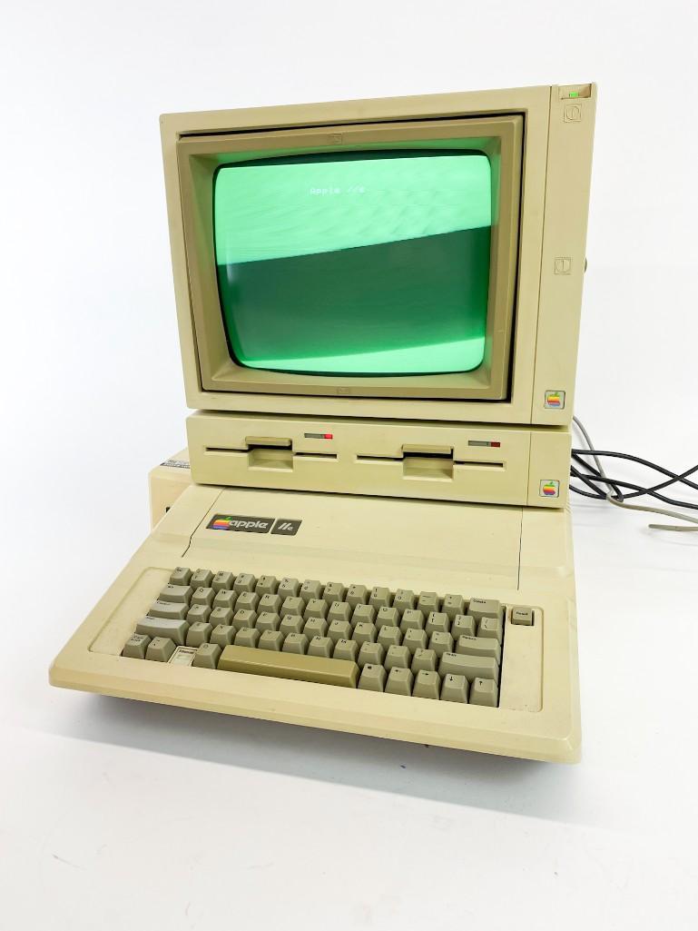 Apple IIe Computer w/ 13 Floppy Discs Games RED ALERT (1 of 19)