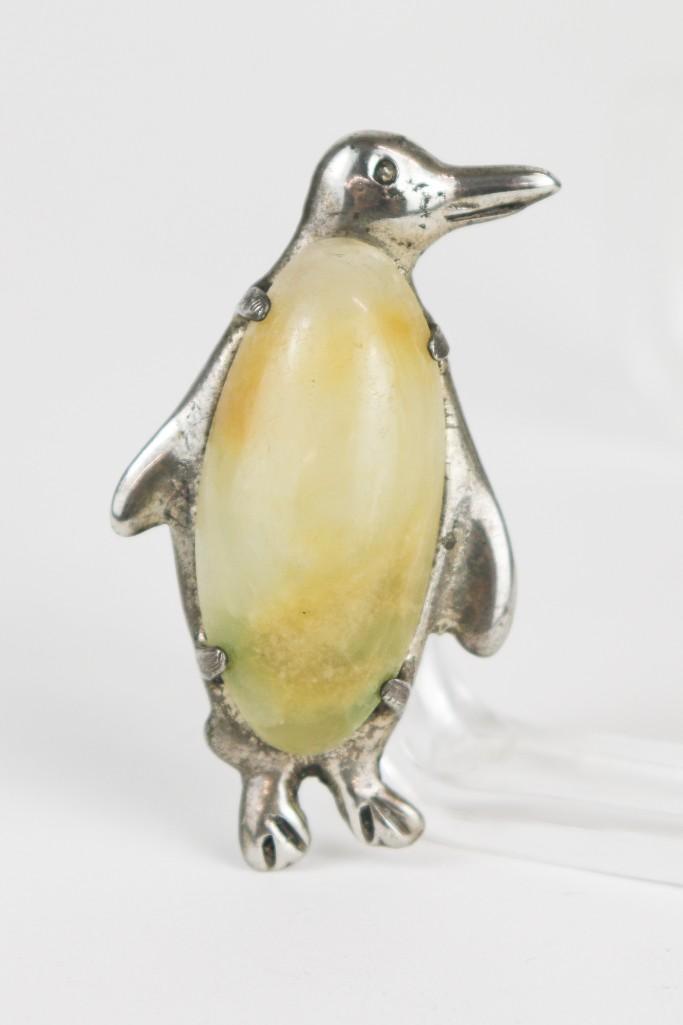 Mexico Sterling Silver Stone Penguin Brooch Pin: Mexico Sterling Silver Stone Penguin Brooch Pin. Penguin pin 2.25 in tall. Weight 18.3 grams.