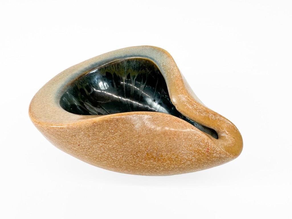 Russel Wright (1904-1976) Bauer Pottery Bowl: Russel Wright for Bauer. Pottery bowl. Russel Wright and Bauer logos on bottom. Very good condition. Glaze blisters in bottom of bowl. No chips, cracks or repairs. Approx. 2.5 x 6.75 x 5 in. Weight 1.