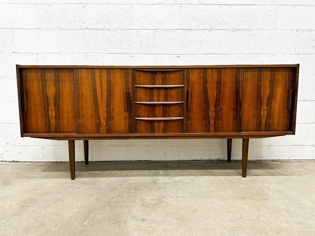 Arne Vodder for Skovby Mobelfabrik Midcentury Rosewood Sideboard Credenza: Arne Vodder for Skovby Mobelfabrik Midcentury Rosewood Sideboard Credenza. Arne Vodder for Skovby Mobelfabrik Midcentury Rosewood Sideboard. Model 7738. Some wood laminate missing on rear edge of righ