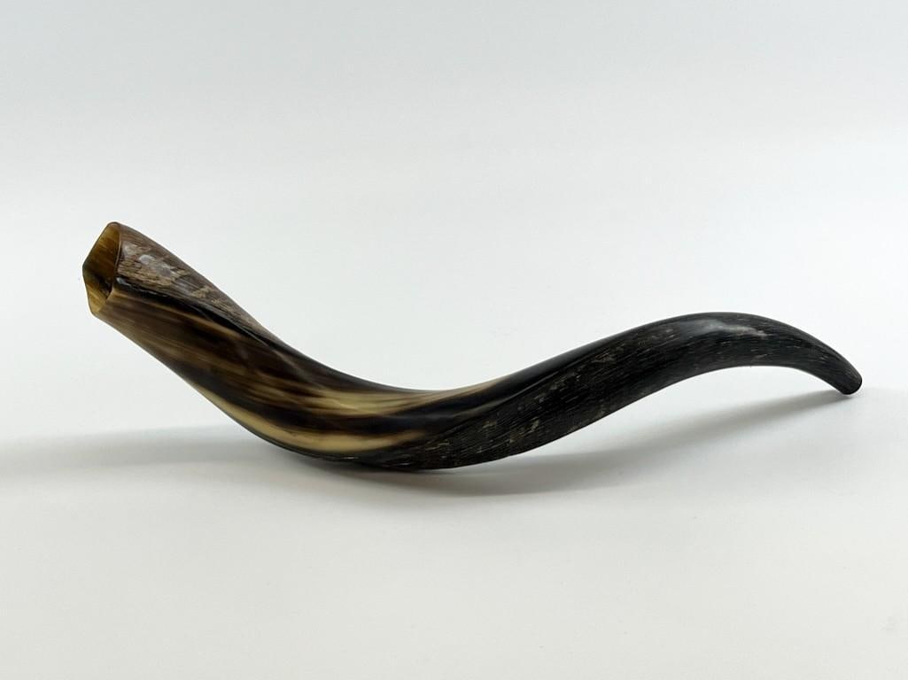 Judaica Halleluyah Store Traditional Shofar: Judaica Halleluyah Store Traditional Shofar. Approx. dimensions: 16.5 in. L. Weight: 1 lb.