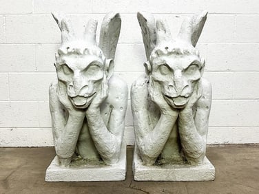 Pair Polyresin Design Toscano Spitting Gargoyle of Notre Dame Statues
