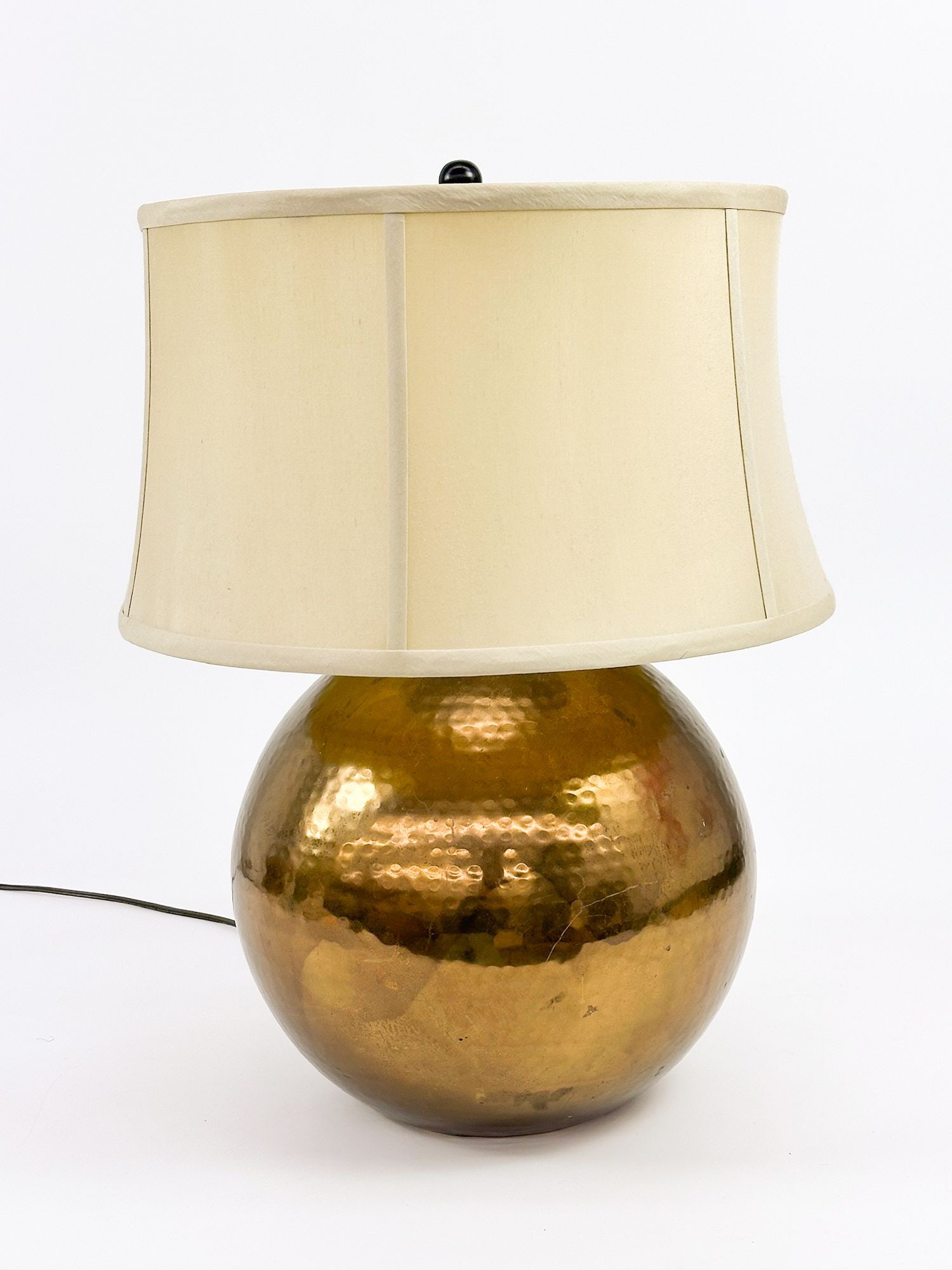Vintage 1970s Spherical Hammered Brass Table lamp (1 of 4)