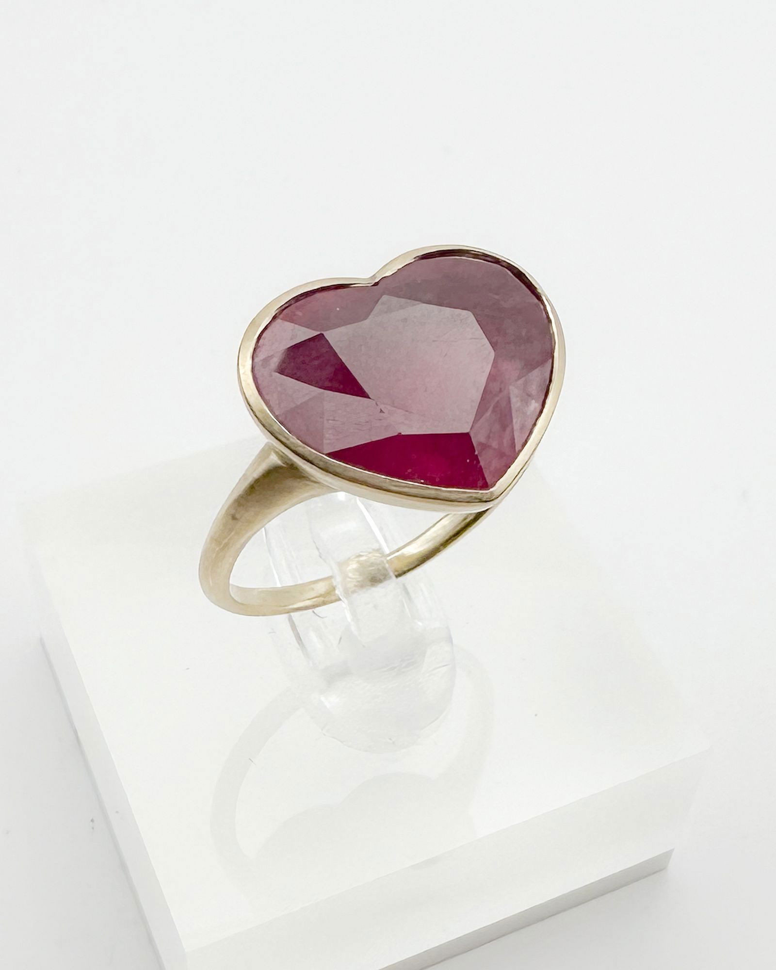 Anaconda 18K Gold Corundum Heart Ring, Size 9
