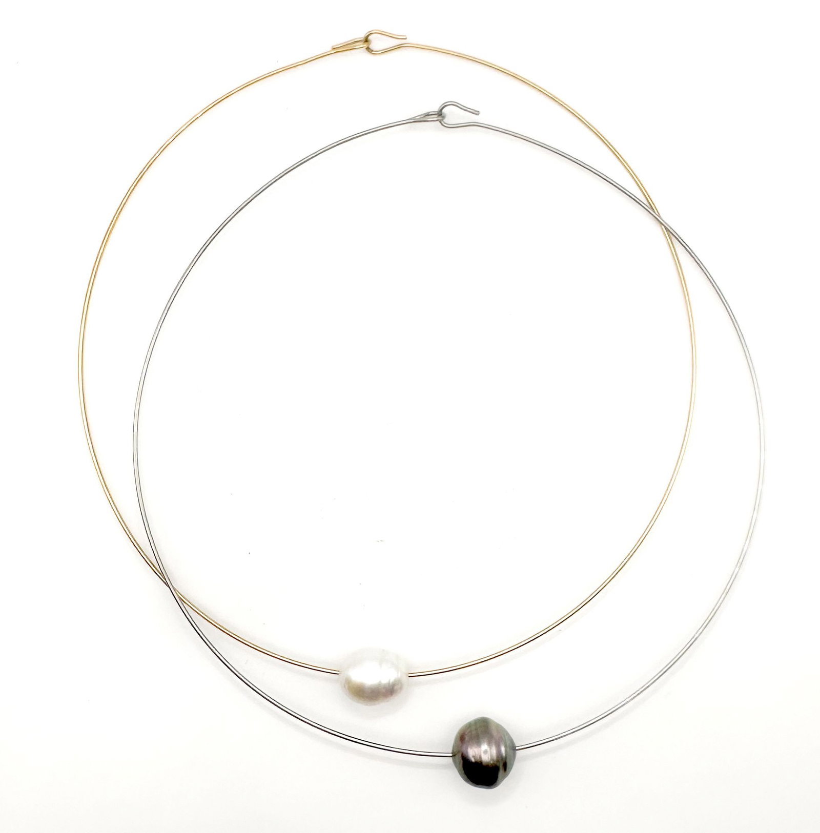 Lot of 2 18K Gold Wire Collar and Silver Collar With Pearl: A lot of two wire collars, one in 18K gold and the other in silver. The gold collar features a white pearl, and the silver collar features a dark grey pearl. Both collars have a diameter of 5 1/2 inch