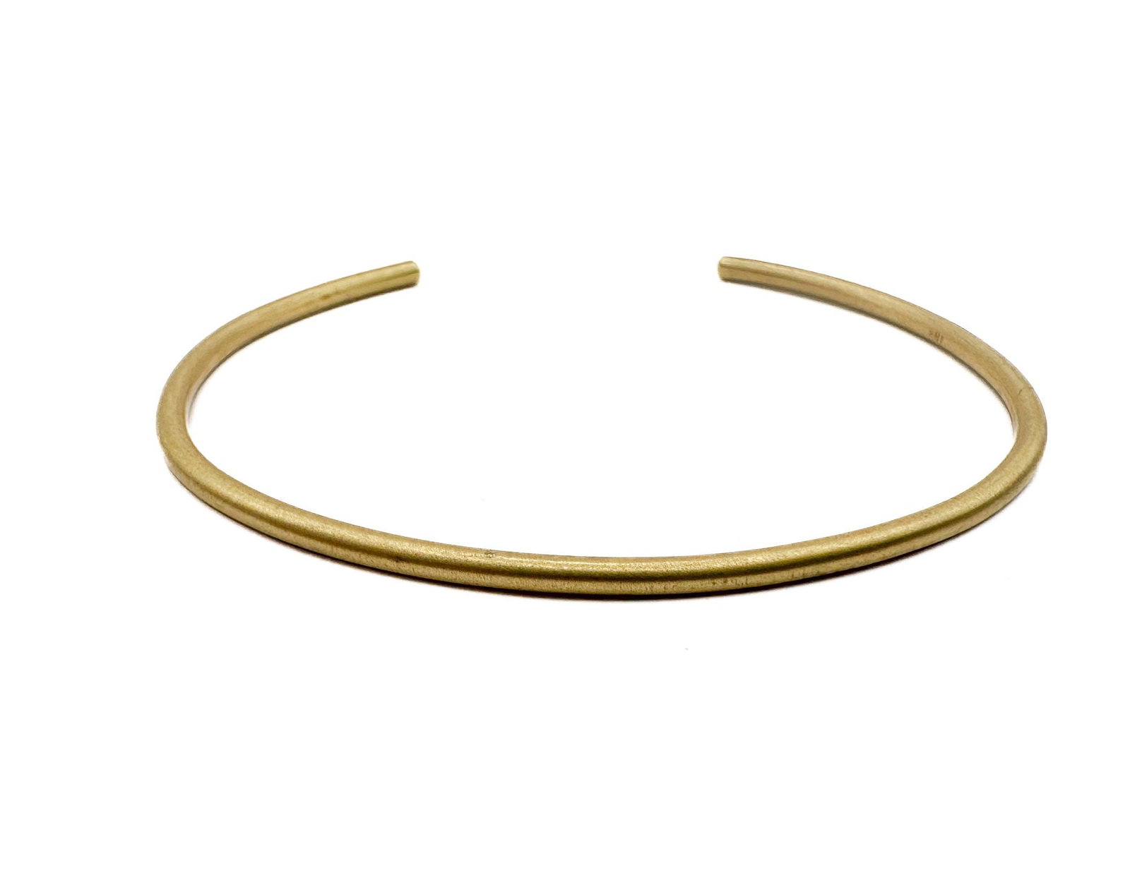 Brooke Gregson 18K Yellow Gold Cuff Bracelet: Brooke Gregson 18K yellow gold cuff bracelet in classic design. Marked 18K. Interior band measures 7 inches with 5 inches interior diameter. Weighs 6.5 grams.