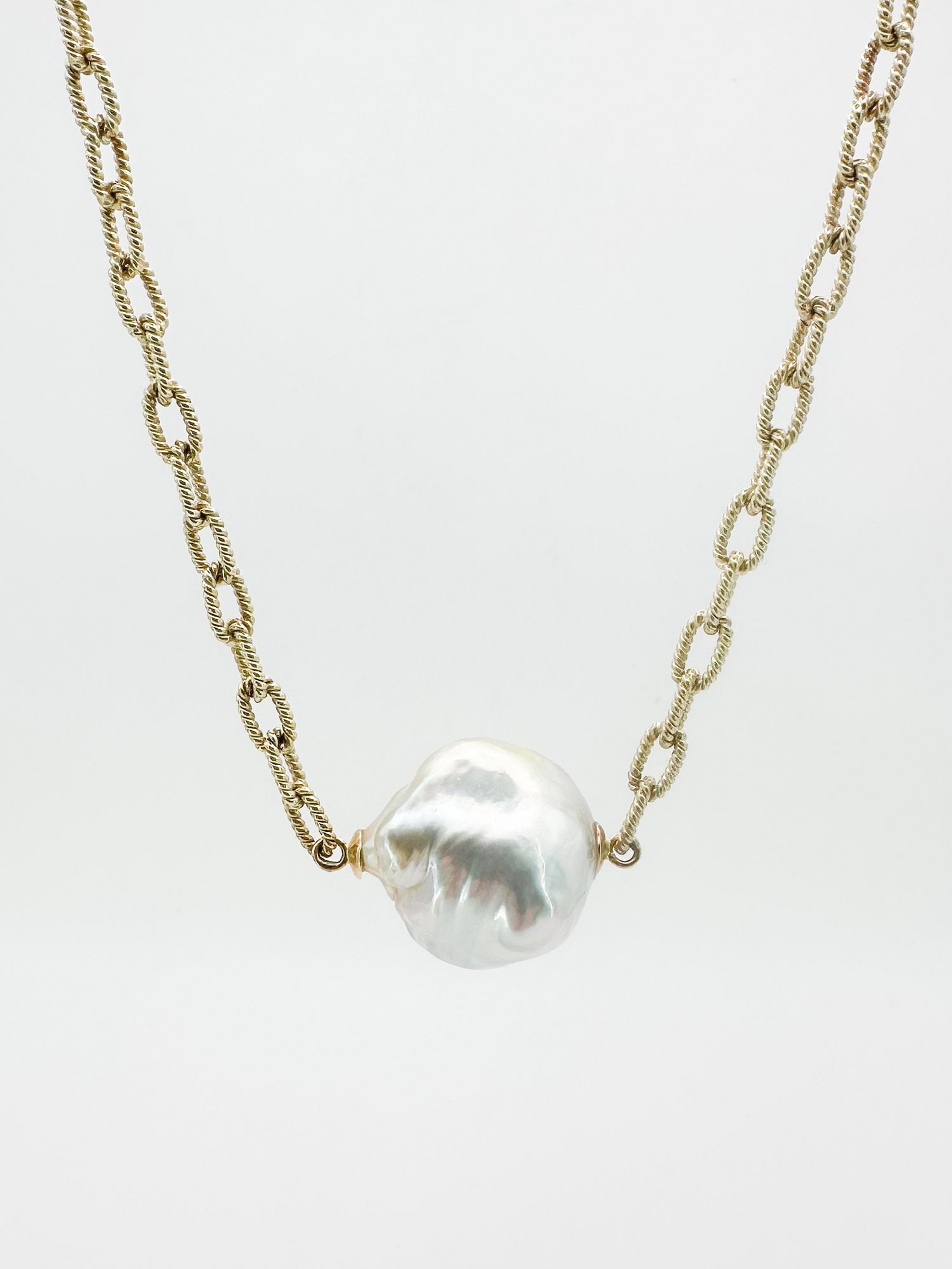 14K Gold Baroque Pearl Pendant Necklace: 14K yellow gold necklace featuring a thick textured link chain and a baroque pearl pendant. Measures 18 inches long, pearl is approximately 3/4 inch wide. Weighs 18.3 grams.