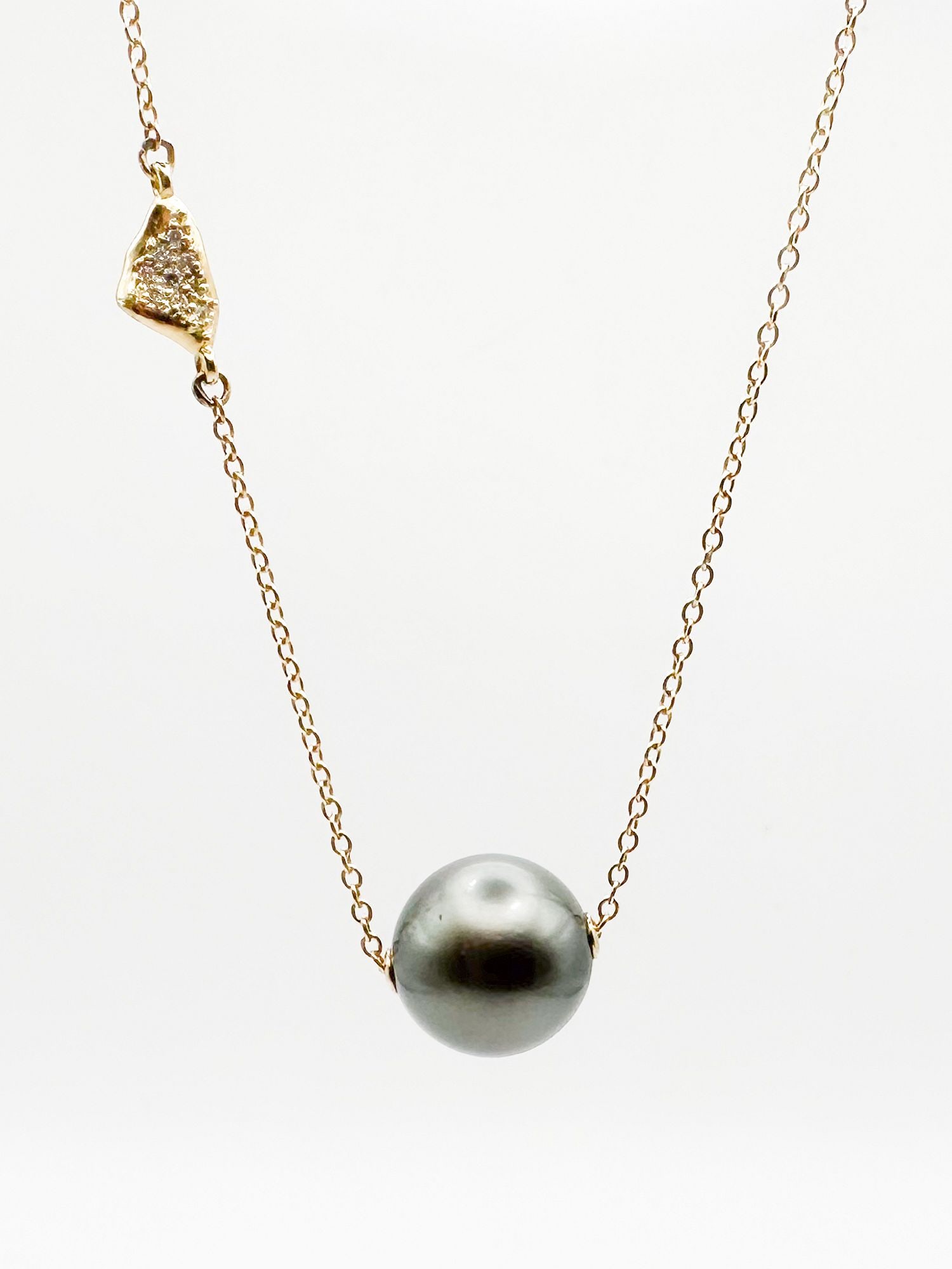 Mizuki 14K Gold, Diamond, and Pearl Satellite Necklace: Mizuki 14K gold necklace featuring a grey pearl and a diamond-set accent. 18 inches long, pearl approximately 1/2 inch diameter. 5.8 grams.