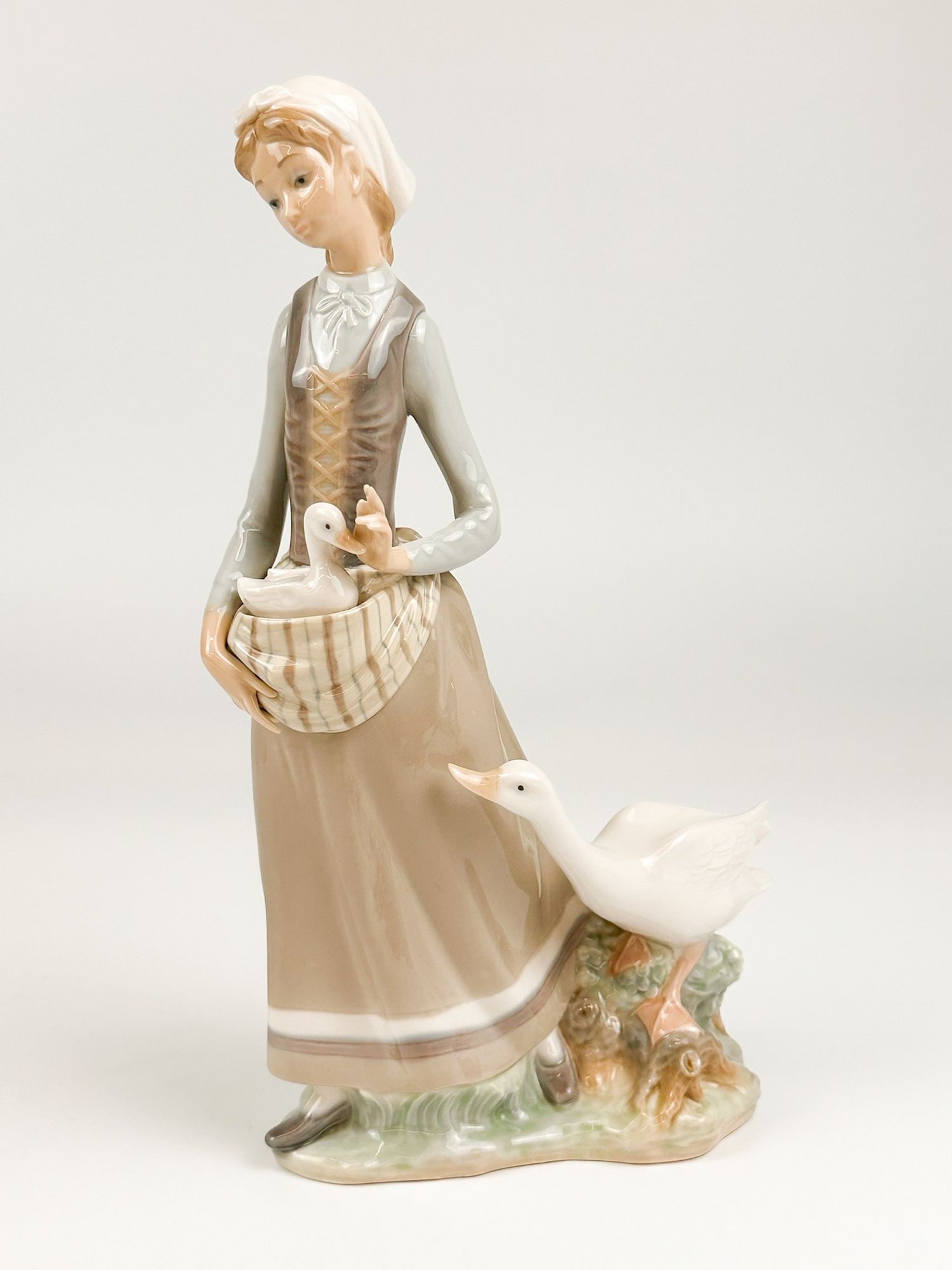 Vintage Lladro Porcelain Figurine 4815 Girl with Goose by Vincente Martinez (1 of 5)