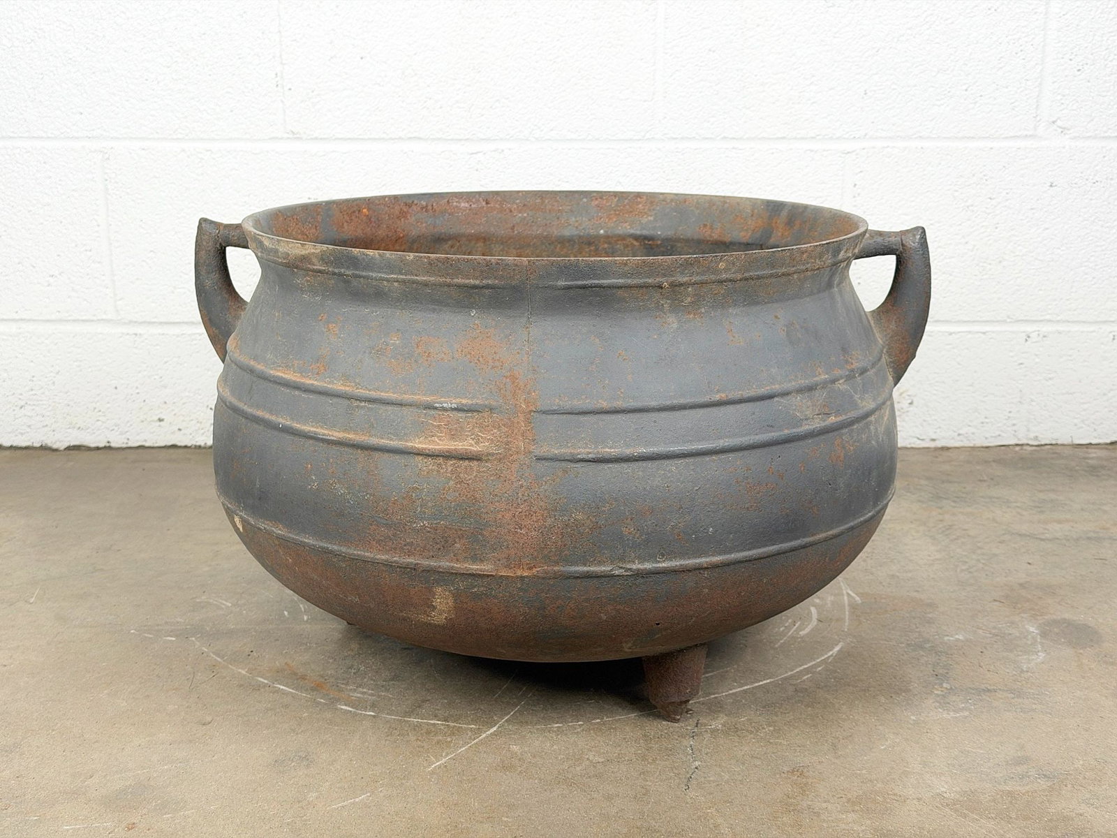 Antique Cast Iron Cauldron with Handles (1 of 5)