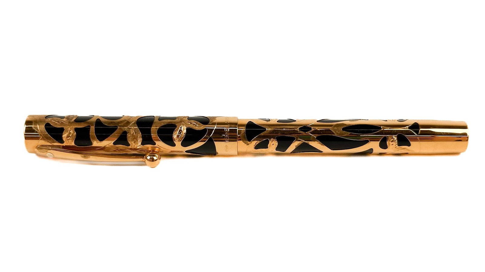 Vintage 1970s Sheaffer Nostalgia Solid 14k Gold Overlay Fountain Pen: Sheaffer Vermeil. Made with resin material and a 14K gold nib. Does not come with original box. Made in the USA. Approximately 5.25 in H x 0.5 in W x 0.5 in D. Weighs approximately 1 lbs. LOCAL PICK U
