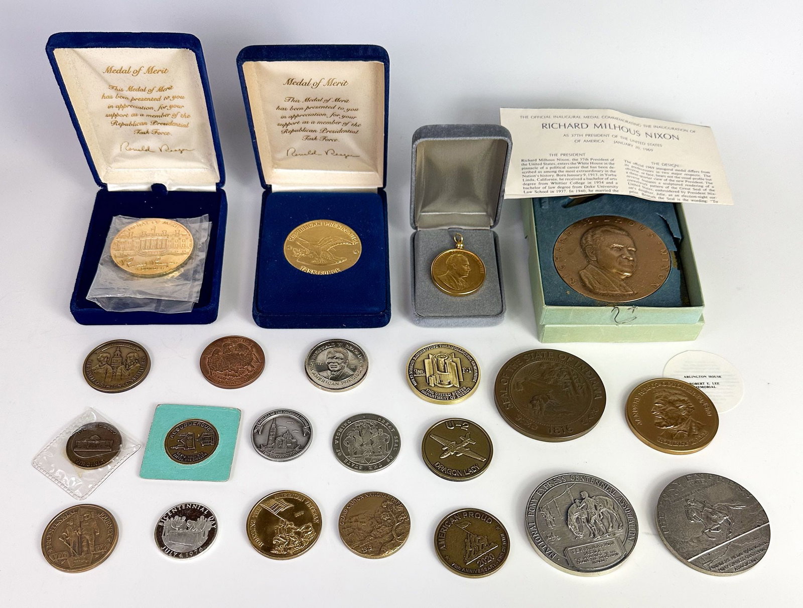 Lot of 22 US Medals & Tokens, Presidential, State, Commemorative, Nixon: An estate lot of 22 American commemorative medals, tokens and challenge coins. Highlights include a 1969 Nixon Inaugural medal and Reagan-era presentation pieces. Shipping & Handling. All l