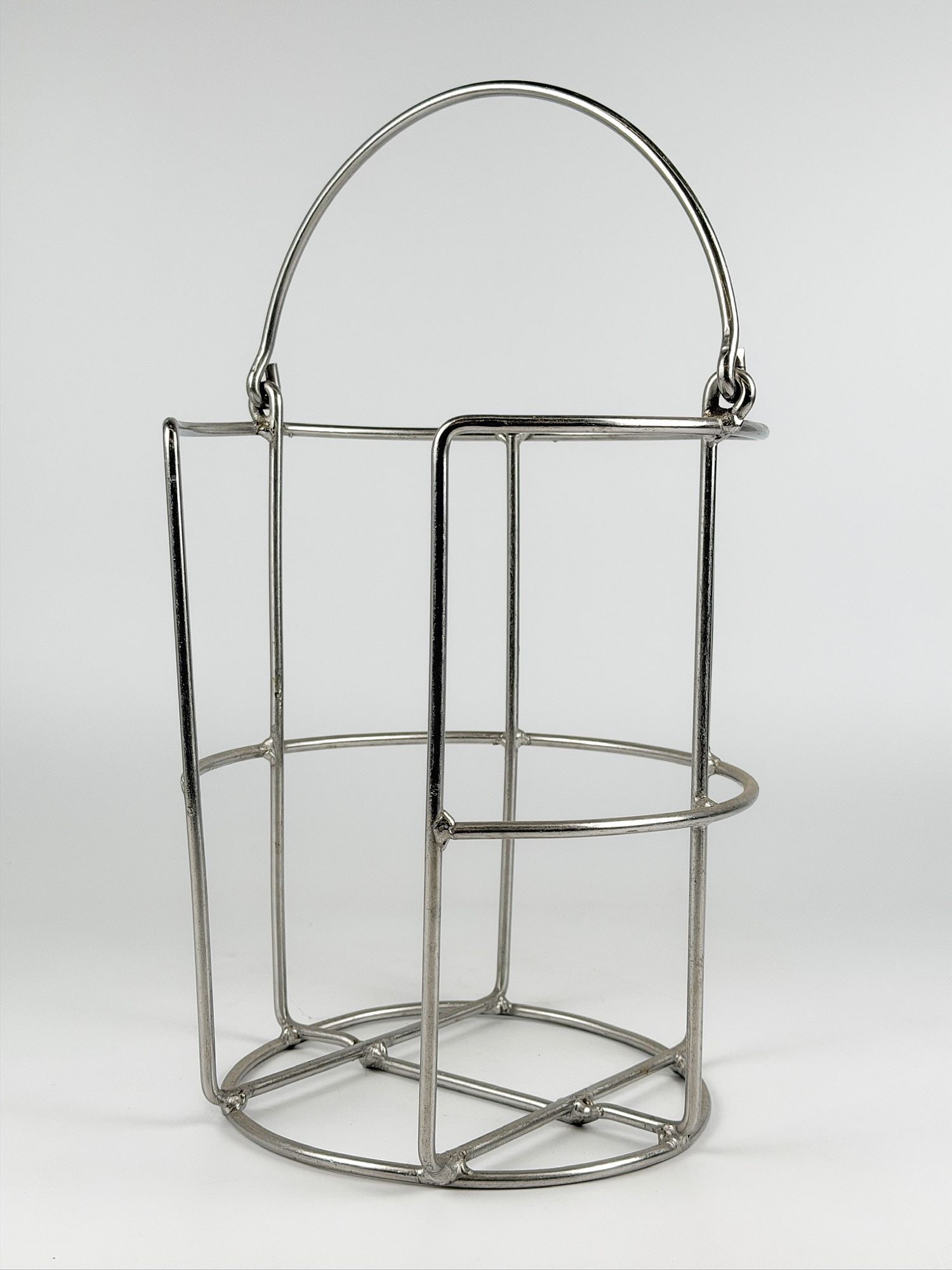 SS United States Metal Galley Rack for 8 in Soup Plates: Metal galley rack for 8 in soup plates. Dimensions: Approx. 17 in H x 10.5 in W x 9 in D. Weighs approximately 2 lbs 10 oz.