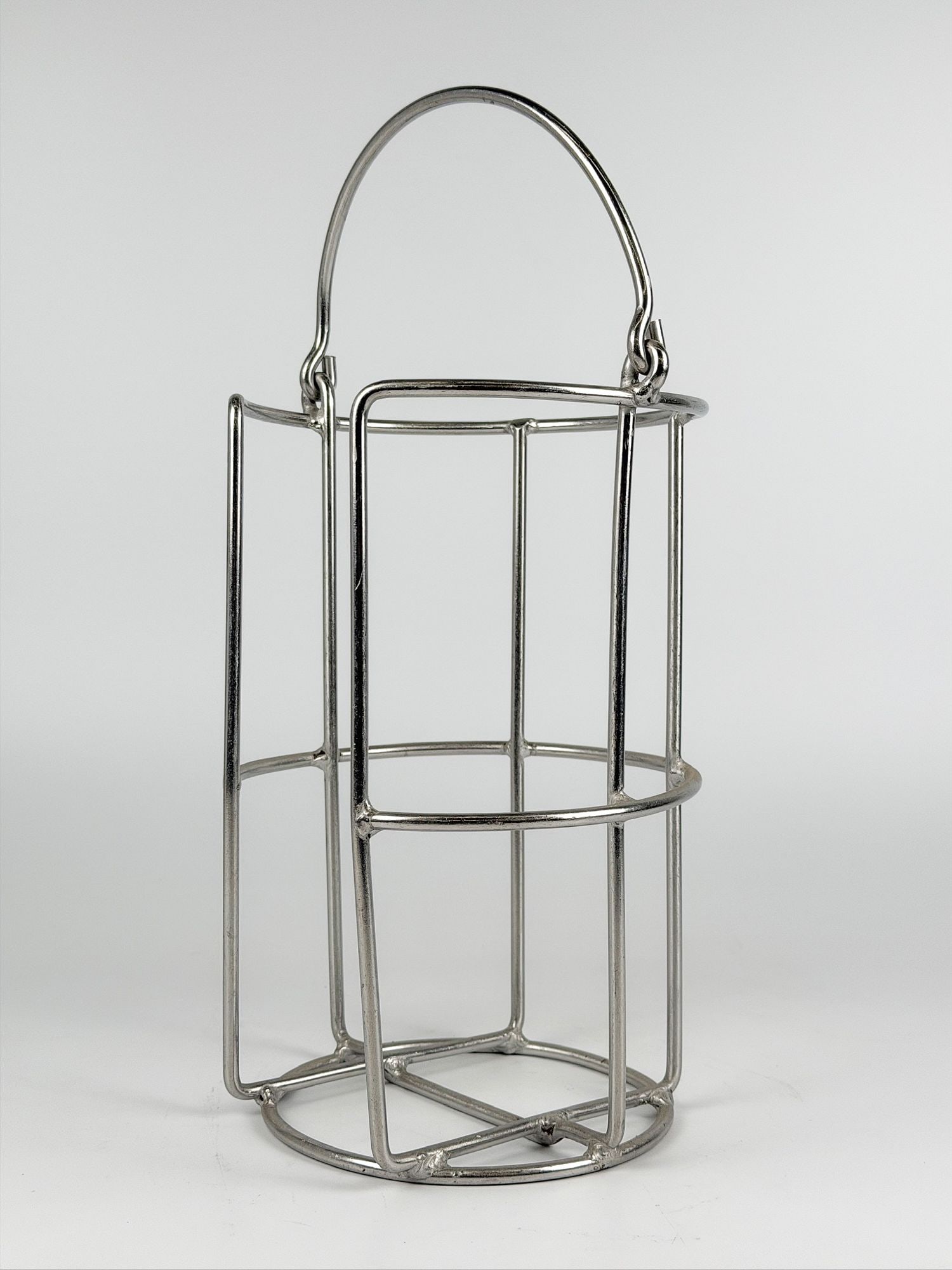 SS United States Metal Galley Rack for 6 in Cereal Bowls: Metal galley rack for 6 in cereal bowls. Dimensions: Approx. 16 in H x 8.5 in W x 7.25 in D. Weighs approximately 2 lbs 4 oz.