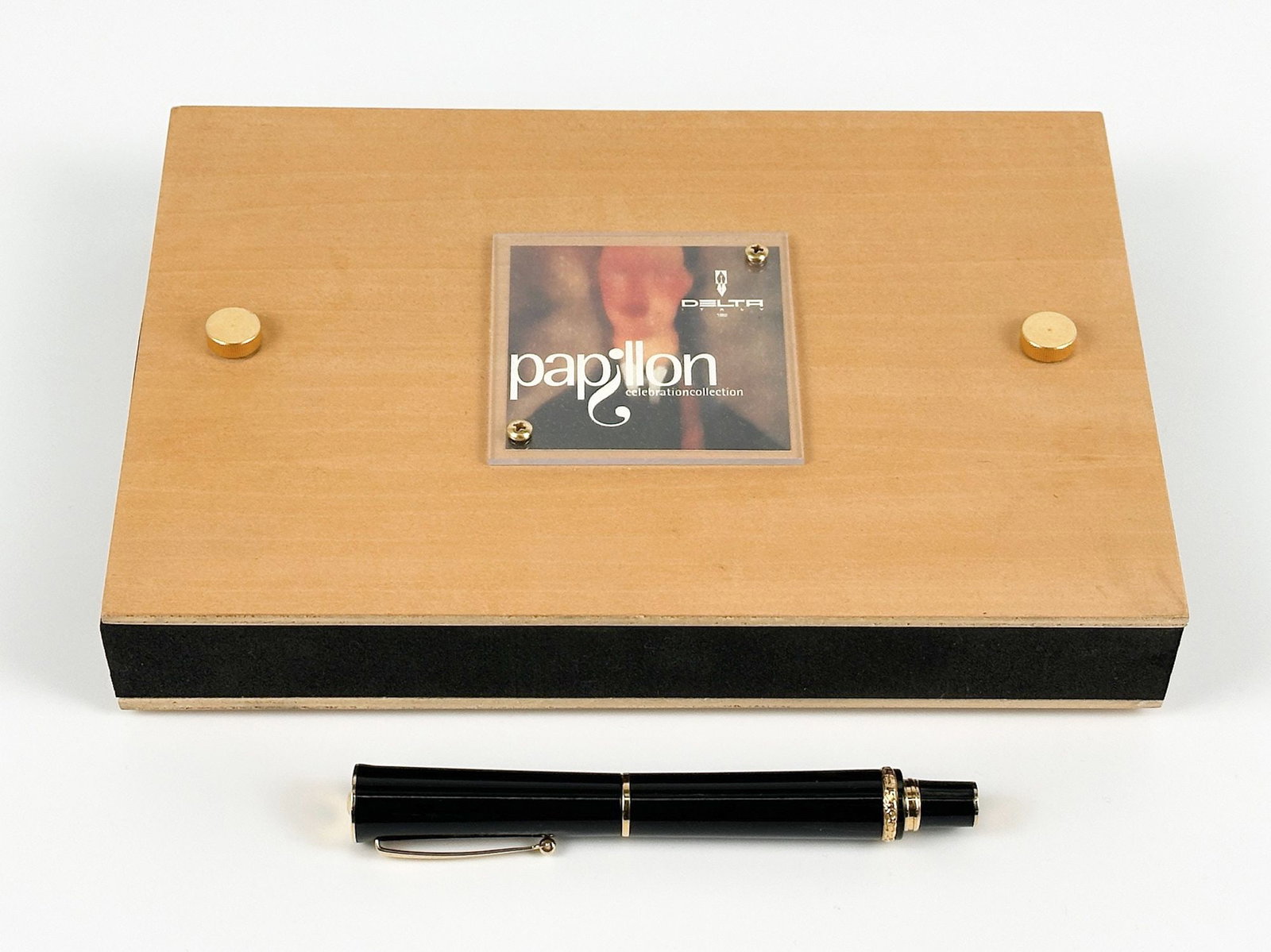 Delta Papillon Fountain Pen Black Marbled Resin Italy 18k Nib: 18k Gold nib. Original wood box. Inscribed on side of pen and on nib. Dimensions: Box is approx. 1.5 in H x 8.75 in W x 6 in D. Weighs 1 lb. LOCAL PICK UP INFORMATION:Wednesday, September 16, 10:00 AM