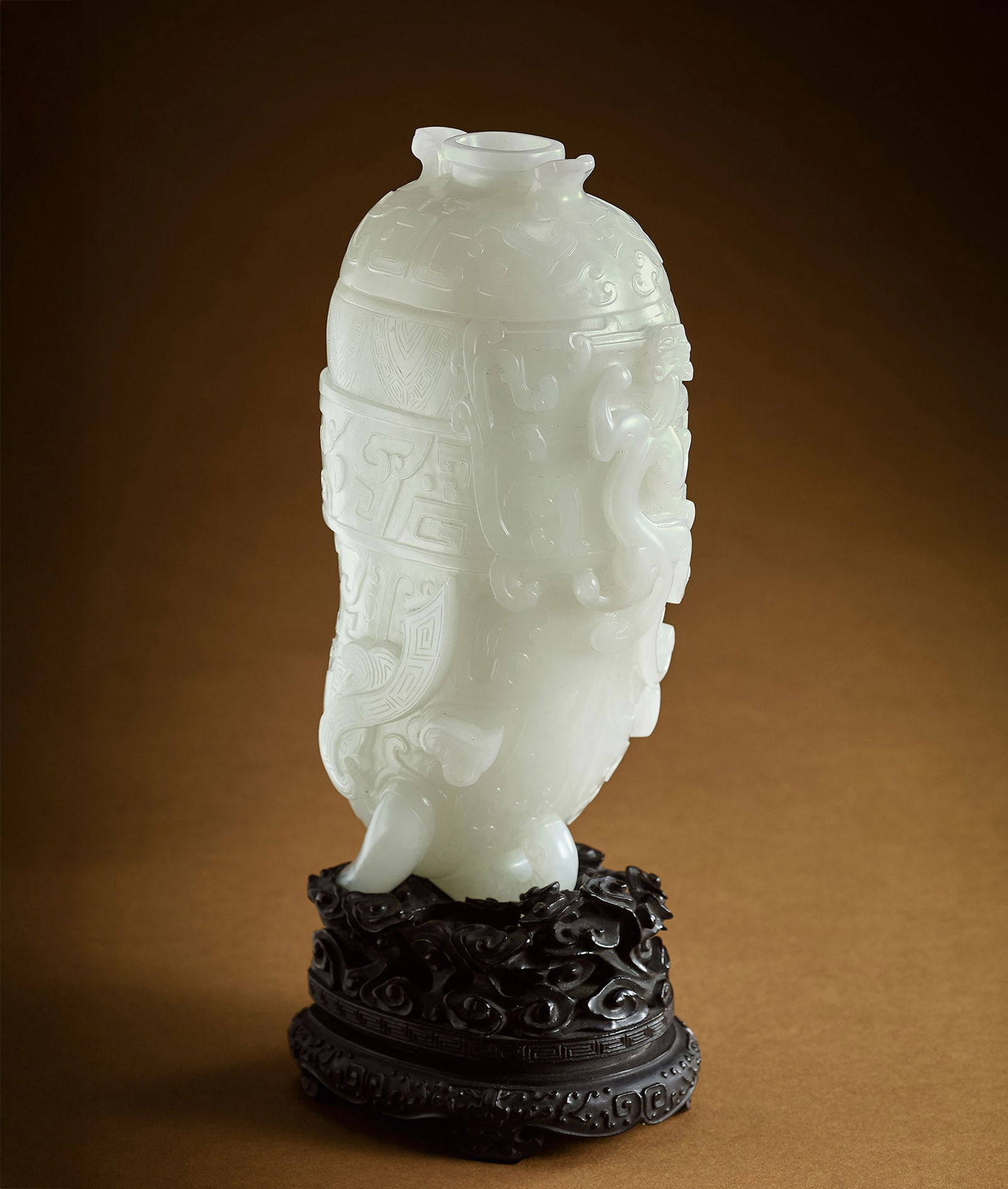 Fine and Archaic White Jade 'Beast-Mask' Rhyton, Guang, Qing Dyn.: 129 清 白玉獸面紋觥 「乾隆仿古」款 H17cm 來源：美國重要私人