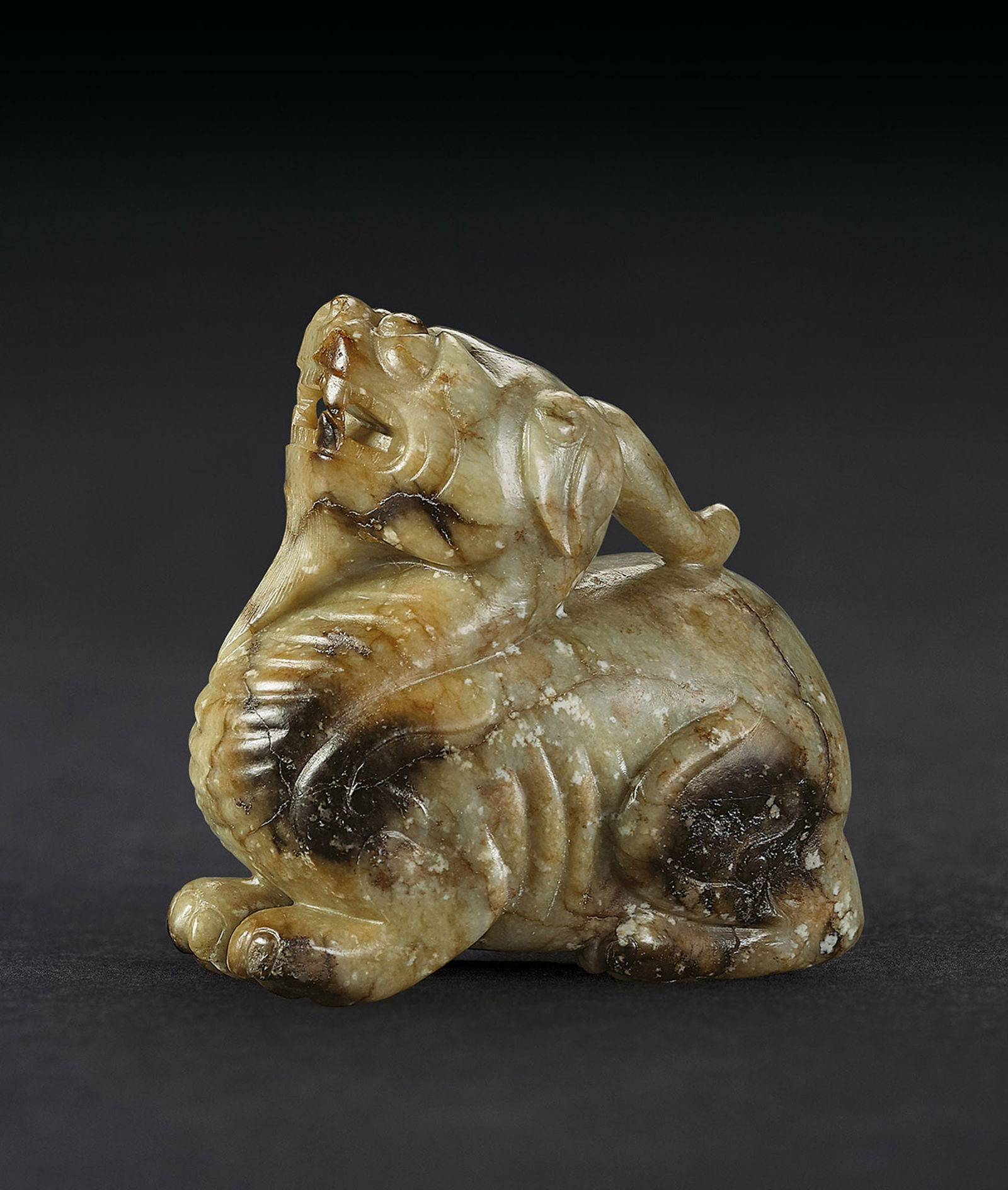 A Jade Tianlu, Yuan/Ming Dynasty: 169 元/明 玉提油天祿 L8.2cm 青玉質，局部施以仿古提油技法，色&#