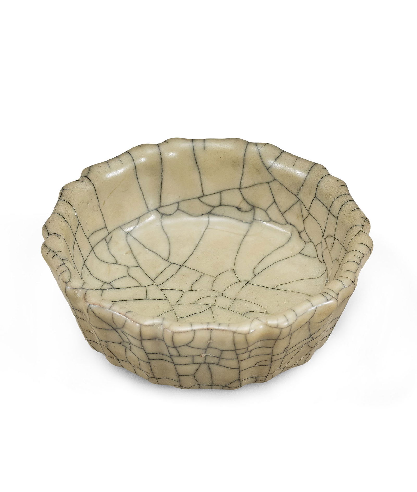 A Ge-Type Mallow-Shaped Brush Washer, Qing Dynasty: 225 清 仿哥窯葵口洗 W11.7cm 簽條：南迎天王寺 洗呈倭角葵花形，&