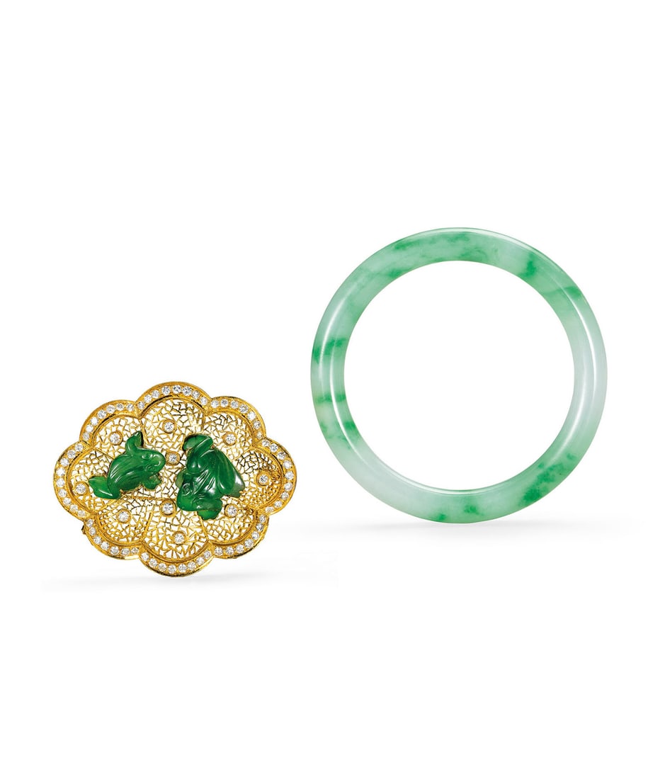 A Set of Two Jadeite Bangel and Brooch: 302 天然翡翠手鐲、天然翡翠雙蛙對鳴胸針 二件一組 鐲D7cm 胸ŵ