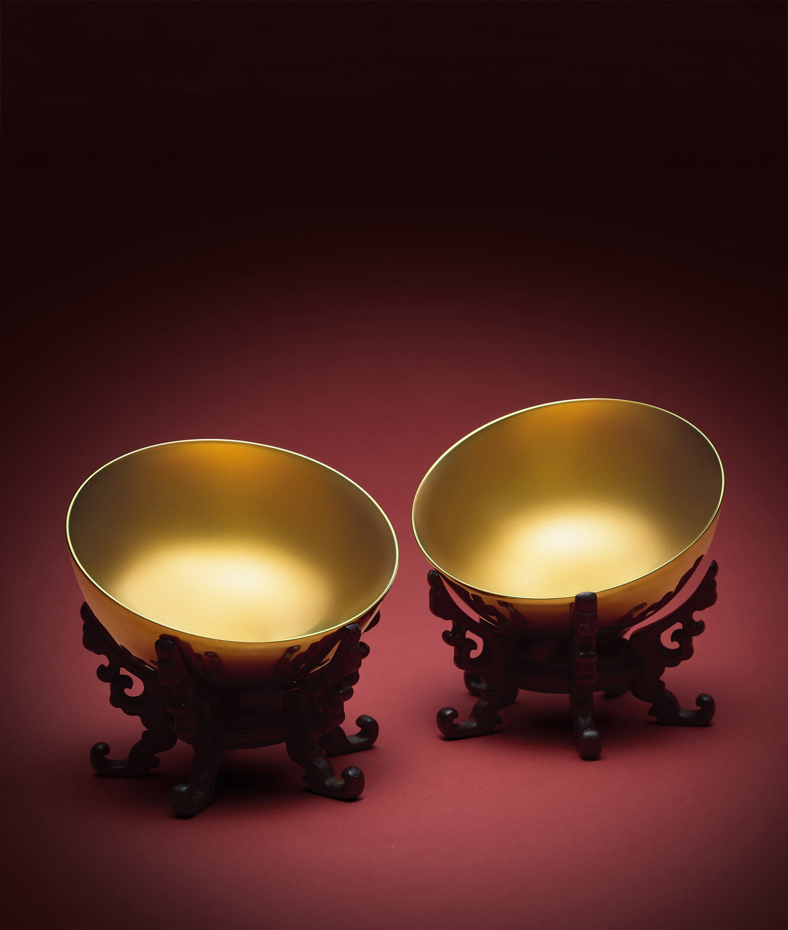 Pair Gold-Glazed Bowls, Zitan Stands, Yongzheng M&P: 【本件拍品於圖錄上編號為801】 801 清雍正 金釉碗一對暨紫檀