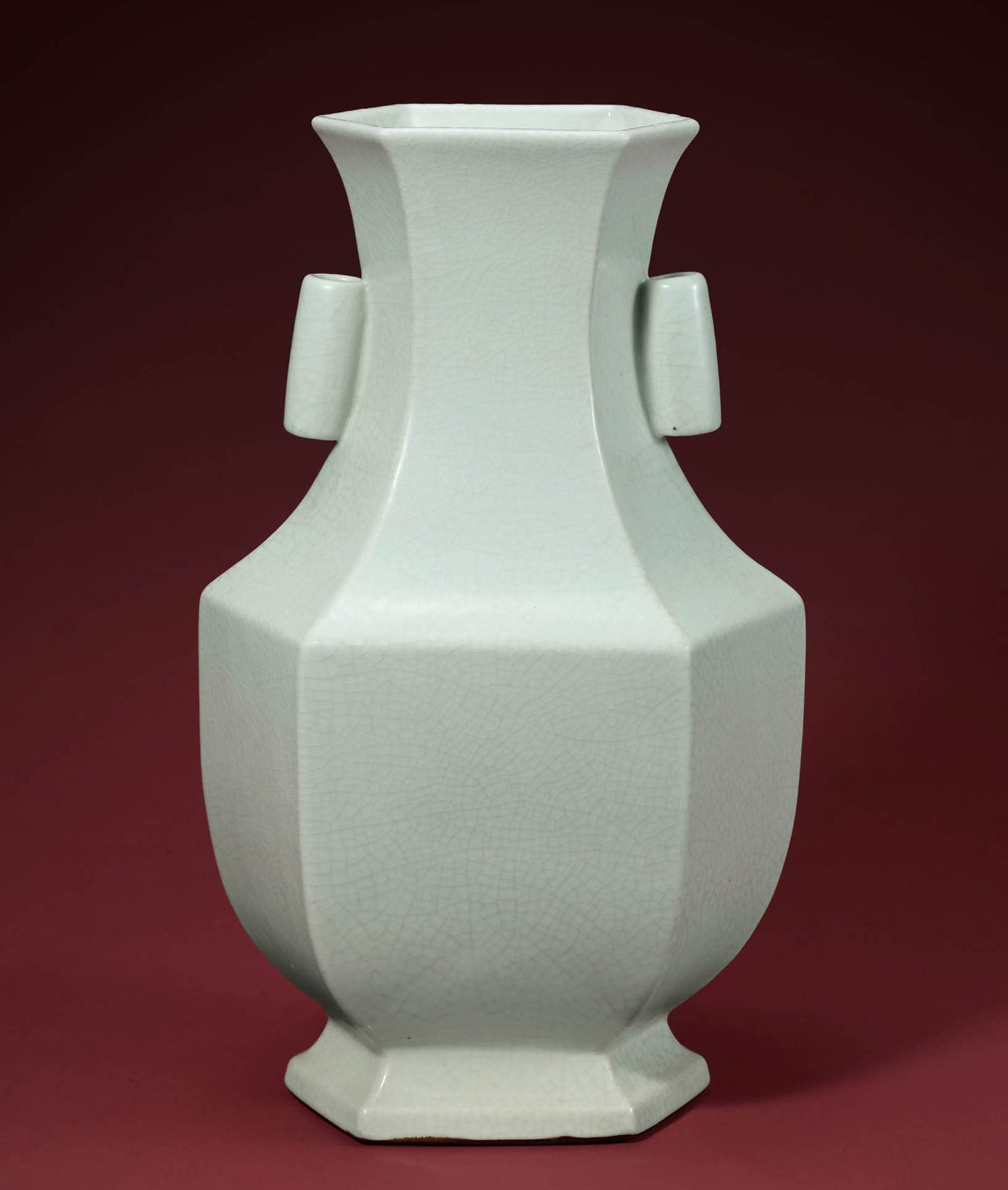 Large Guan-Type Celadon Hexagonal Mallet Vase, Qianlong: 【本件拍品於圖錄上編號為802】 802 清乾隆 仿官釉六方貫耳瓶